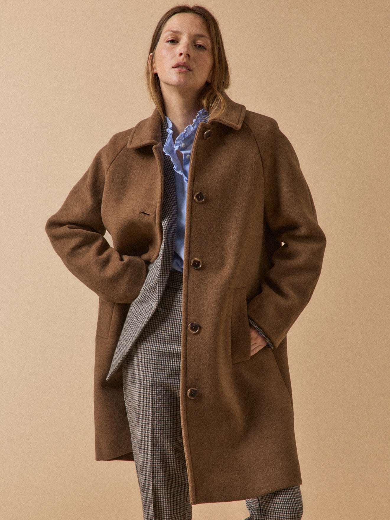 Women's mid-length woolen coat with raglan sleeves