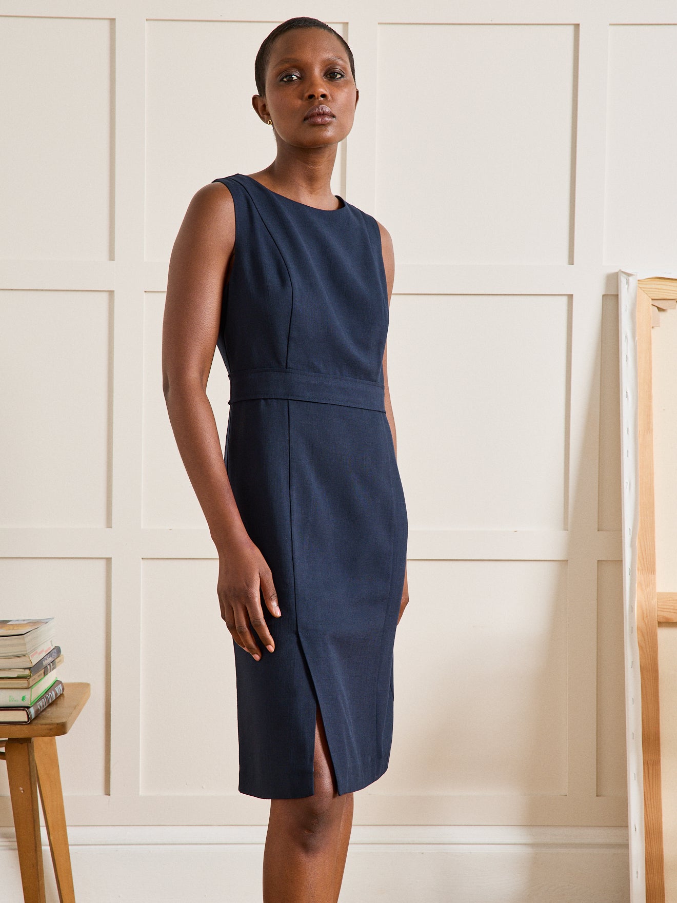 Robe Très Courte Jolie Femme En Robe Courte Robe Courte, Col V, En