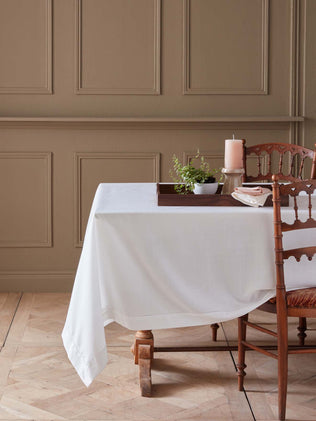 Linen-look stain-resistant tablecloth