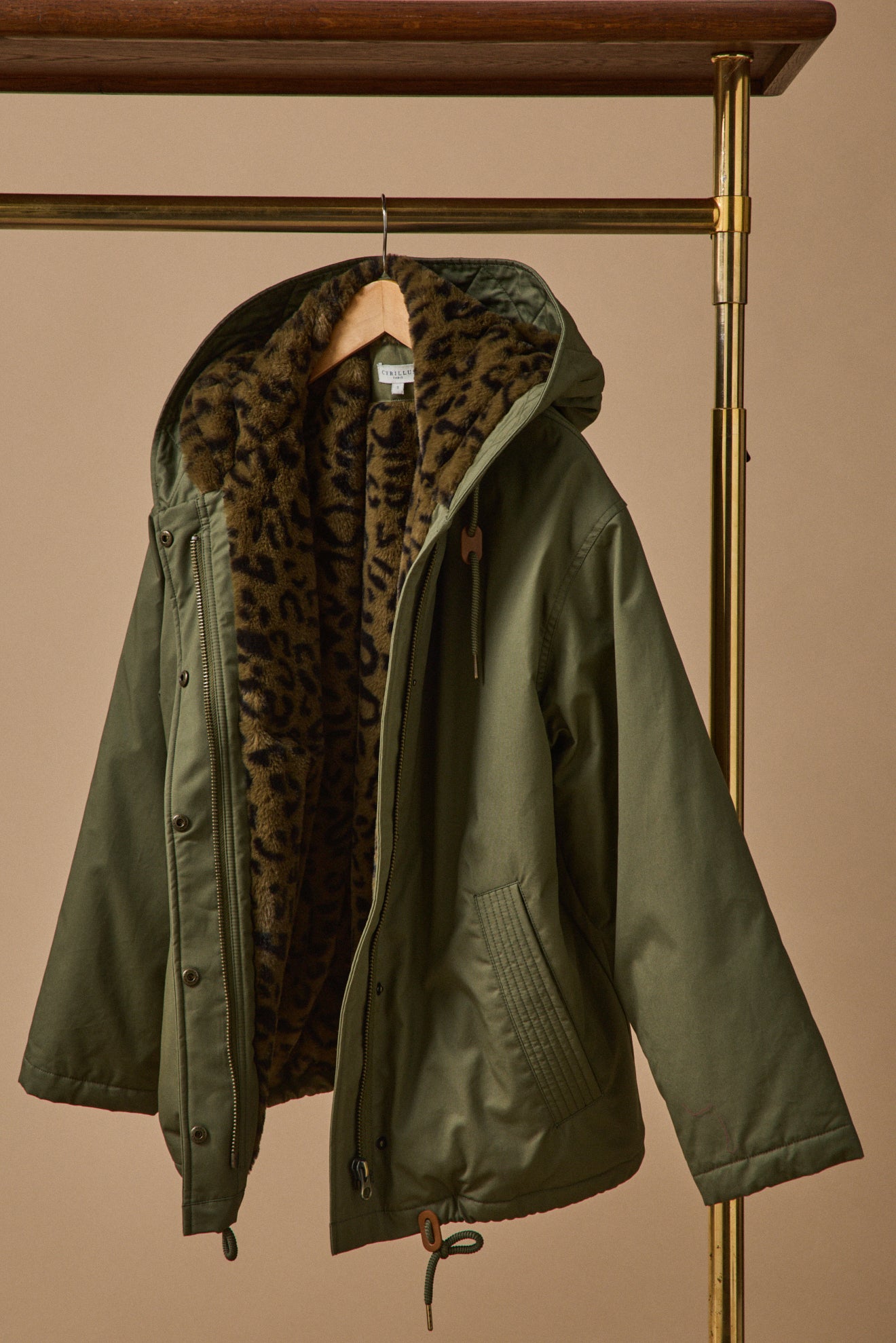 Women's short parka with faux-fur lining