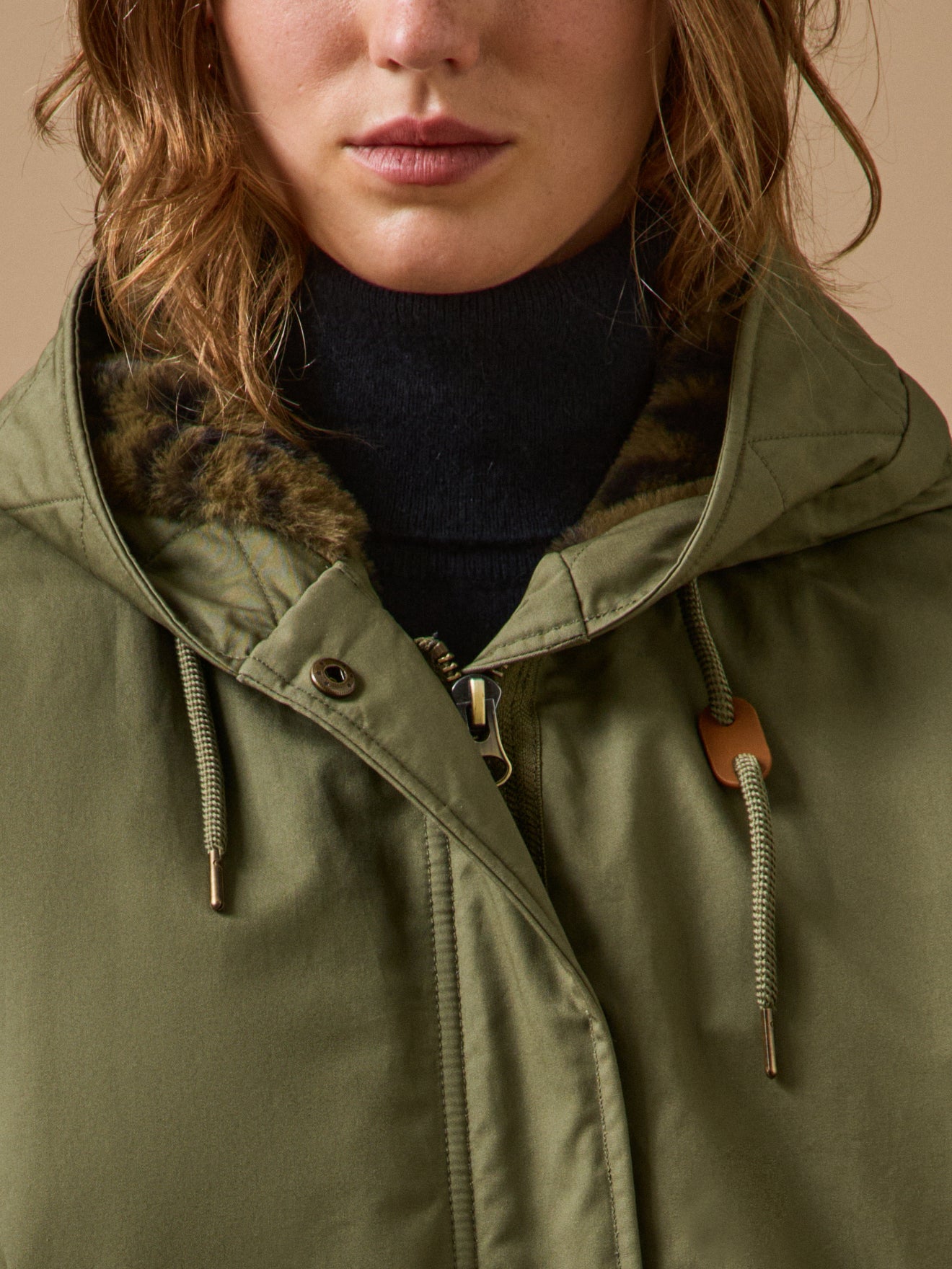 Women's short parka with faux-fur lining