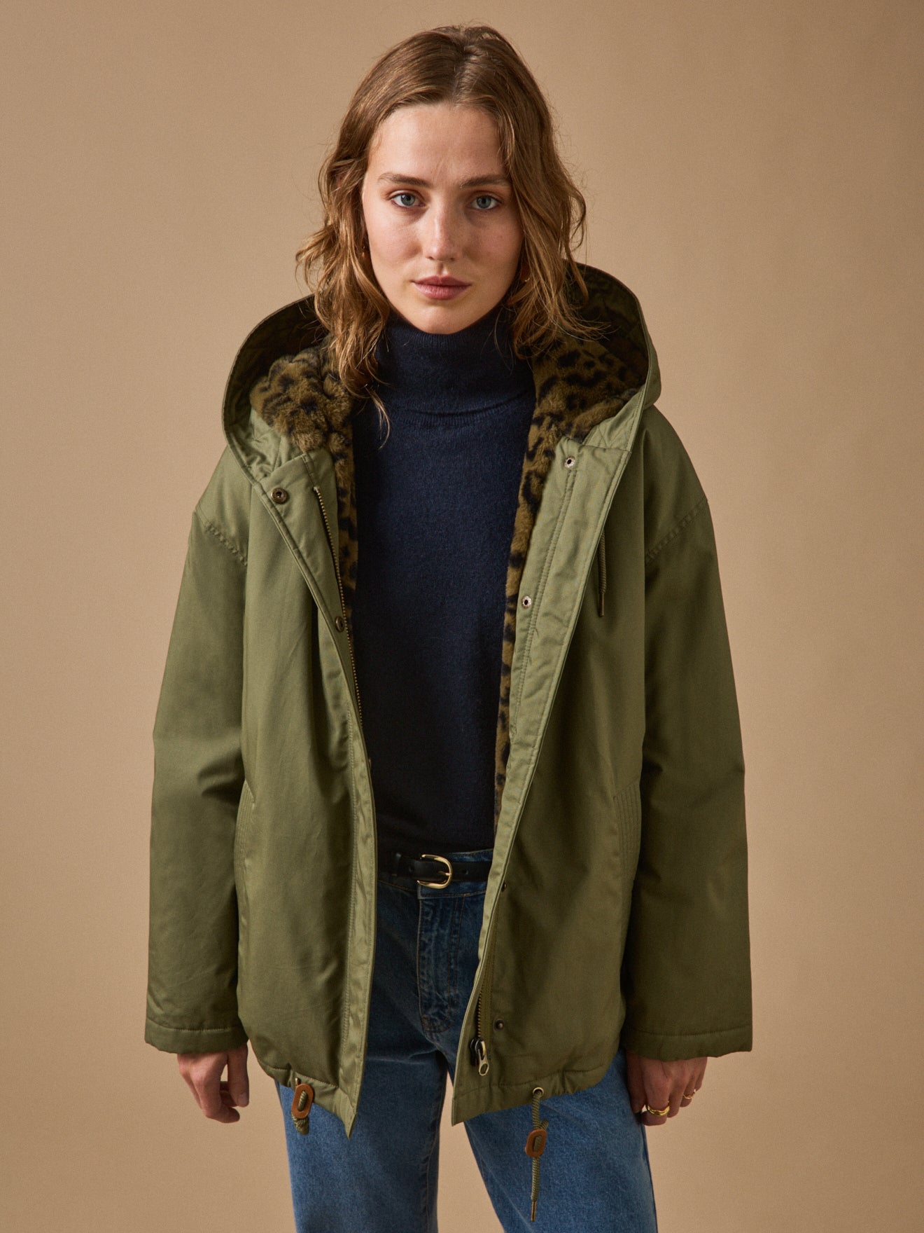 Women's short parka with faux-fur lining