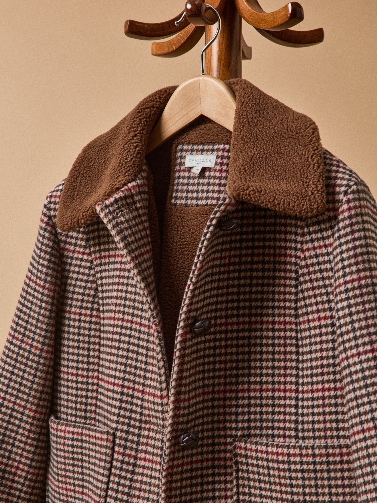 Women's short checked woolen coat with faux-fur lining