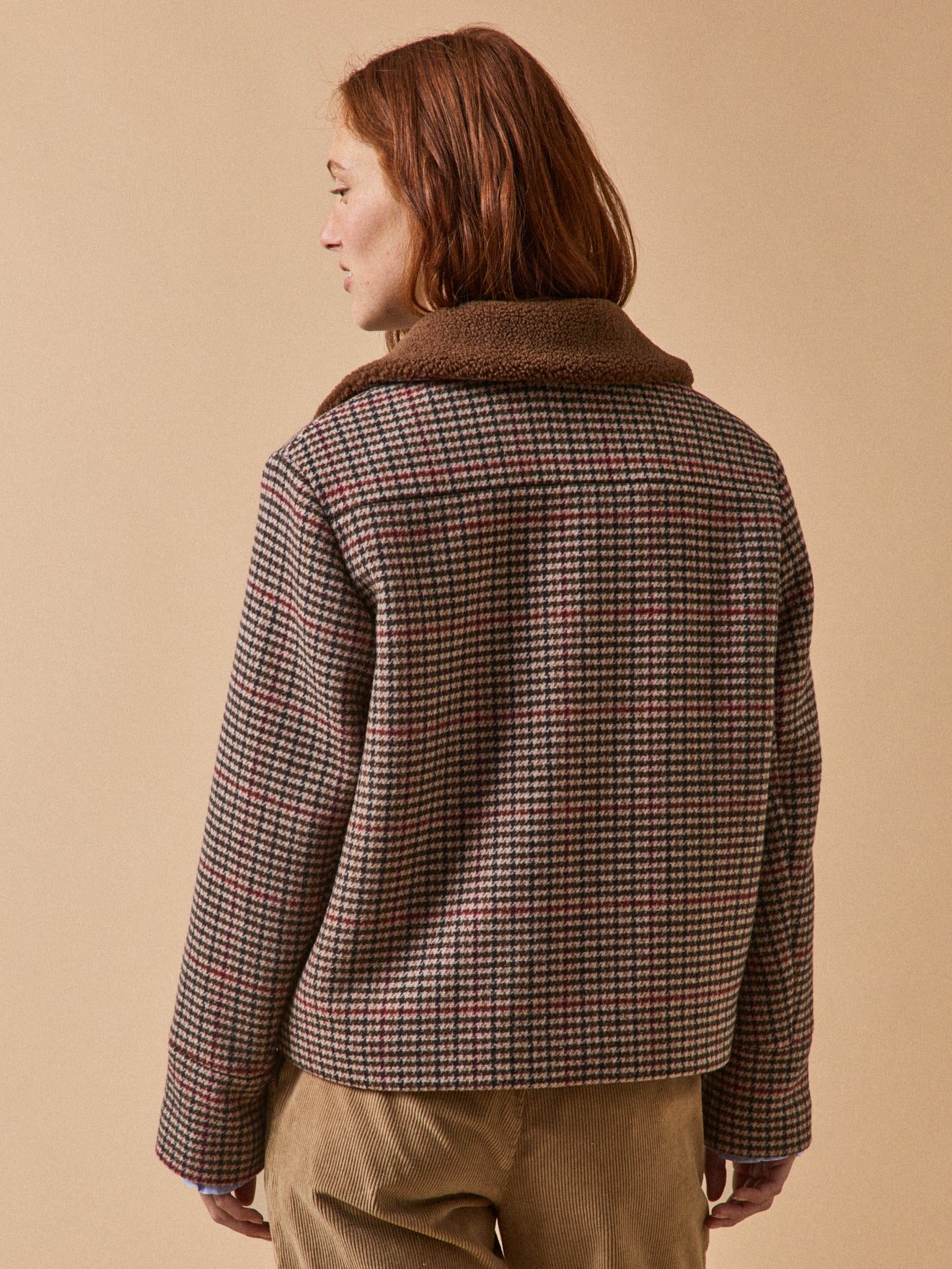 Women's short checked woolen coat with faux-fur lining