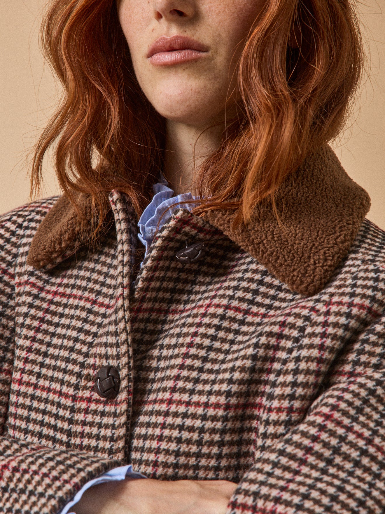 Women's short checked woolen coat with faux-fur lining