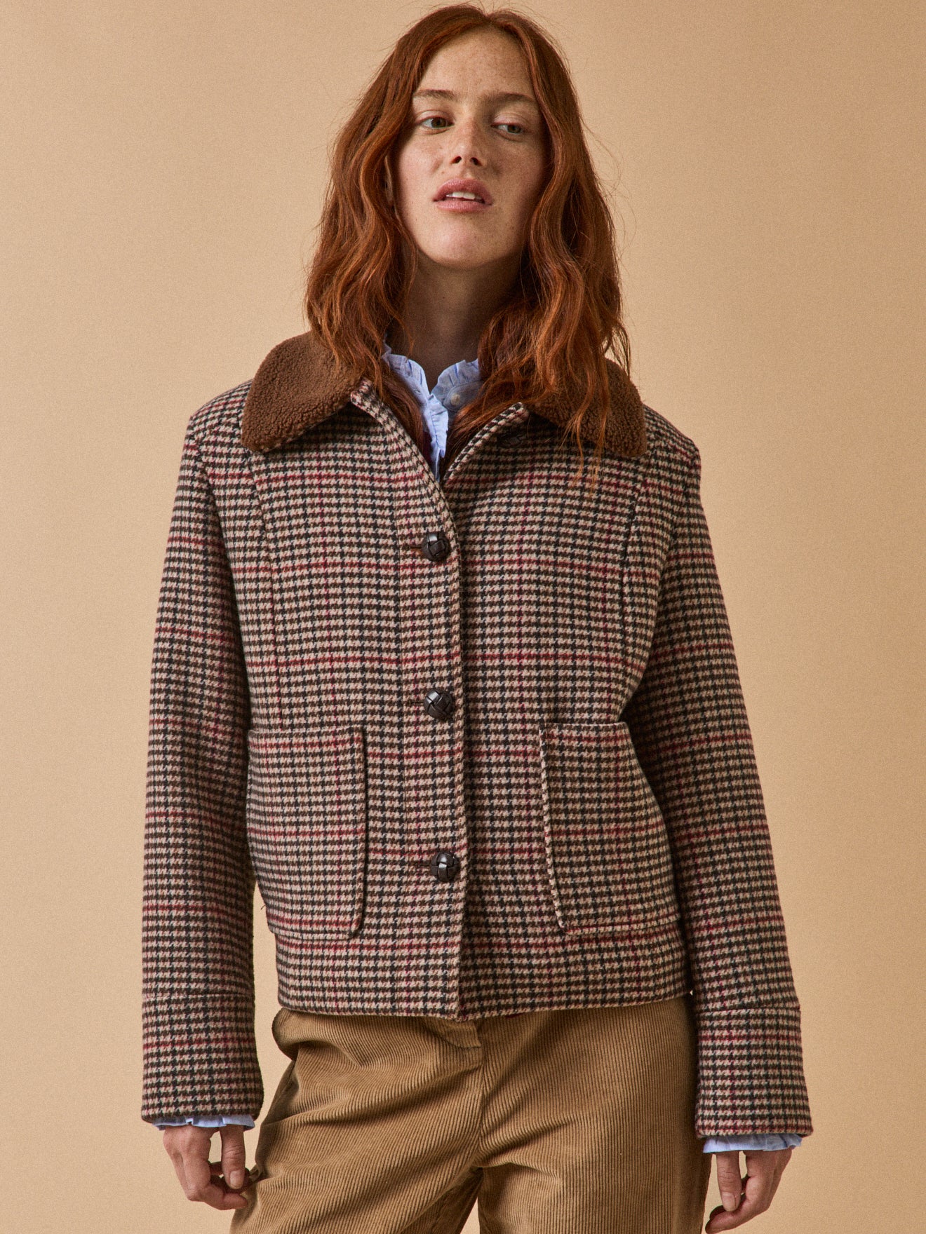 Women's short checked woolen coat with faux-fur lining