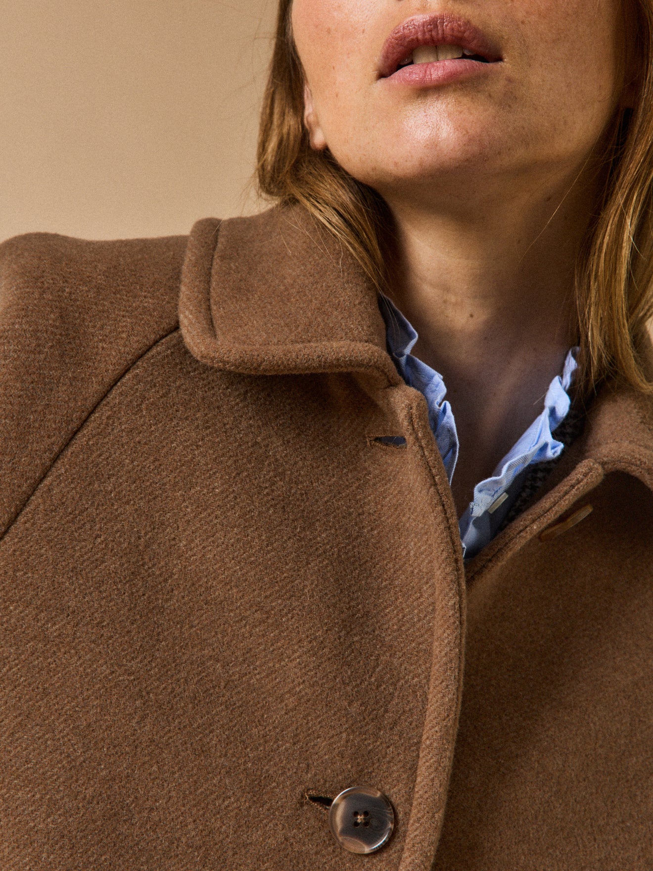 Women's mid-length woolen coat with raglan sleeves