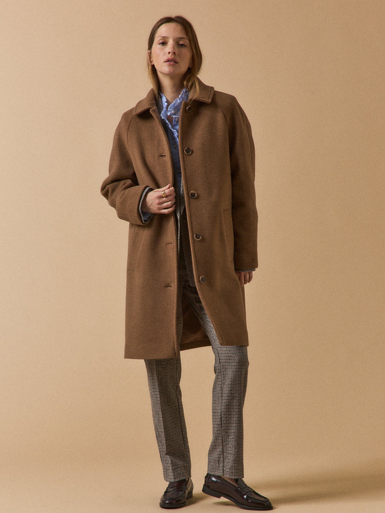 Women's mid-length woolen coat with raglan sleeves