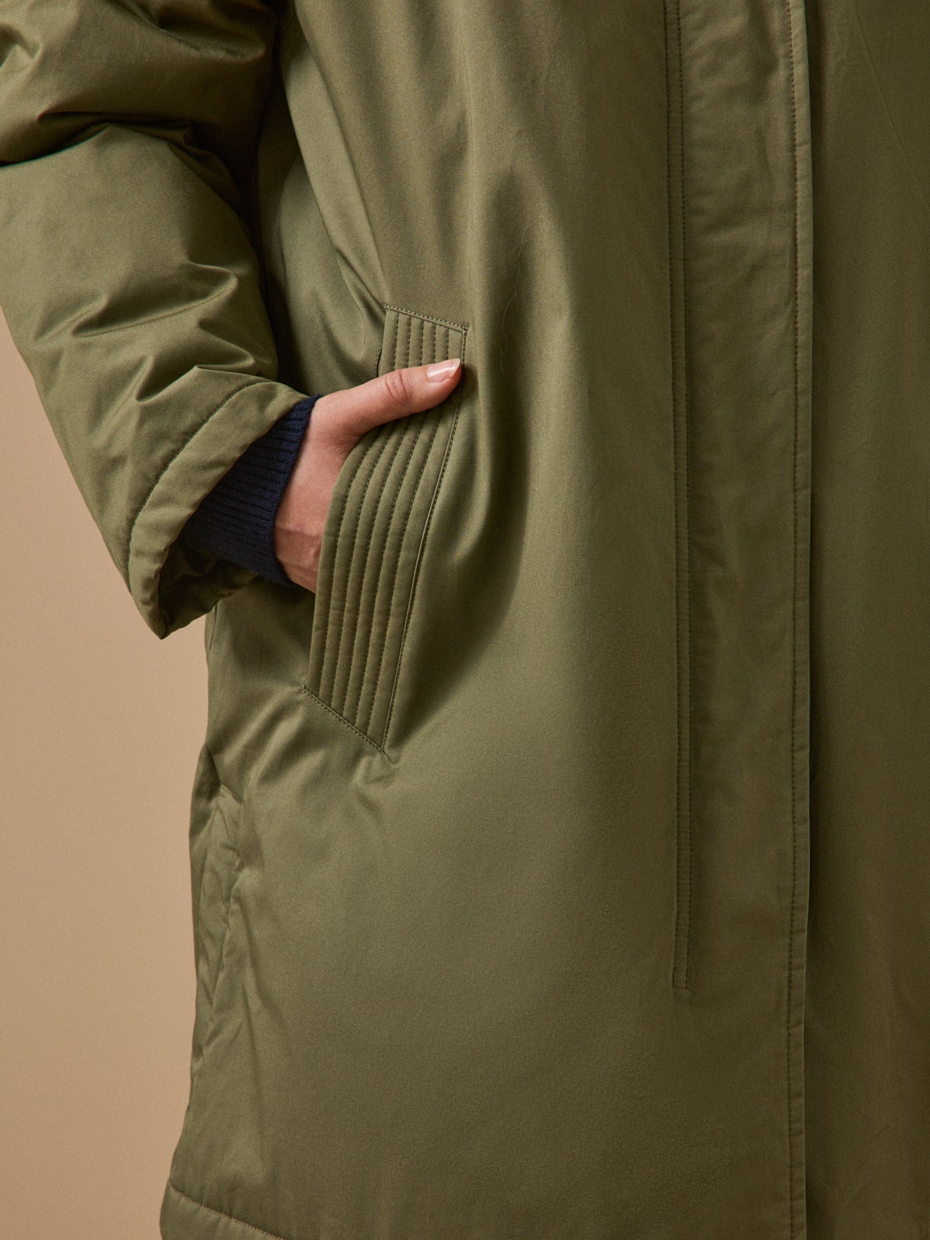 Women's mid-length parka with faux-fur lining