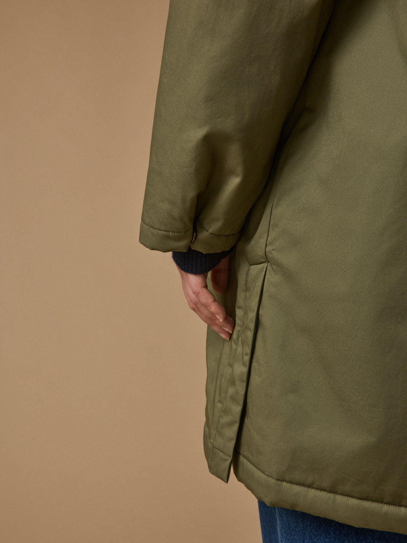 Women's mid-length parka with faux-fur lining