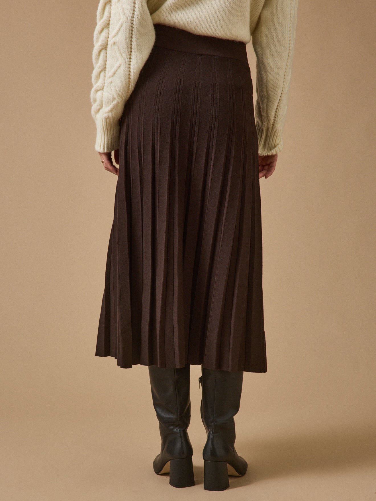 Women's pleated mid-length knit skirt