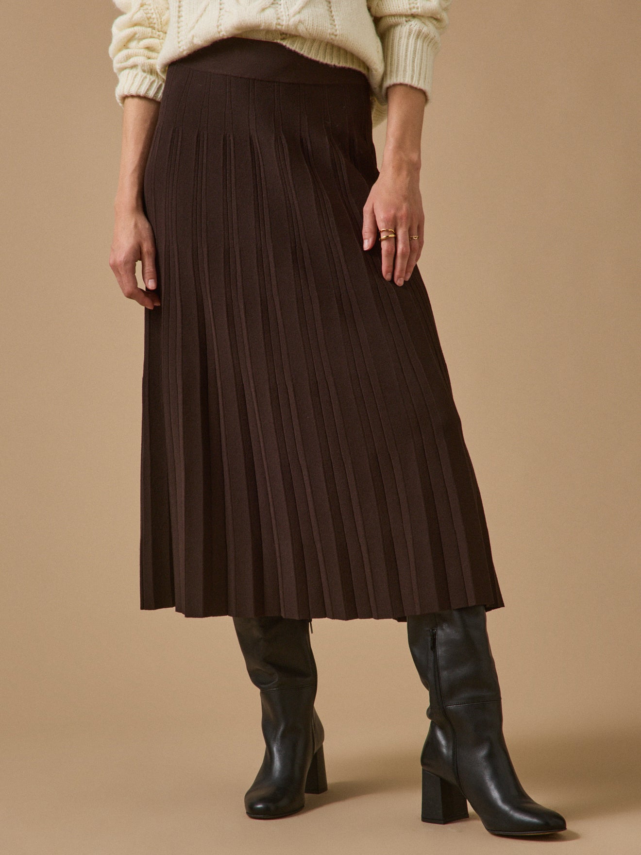 Women's pleated mid-length knit skirt