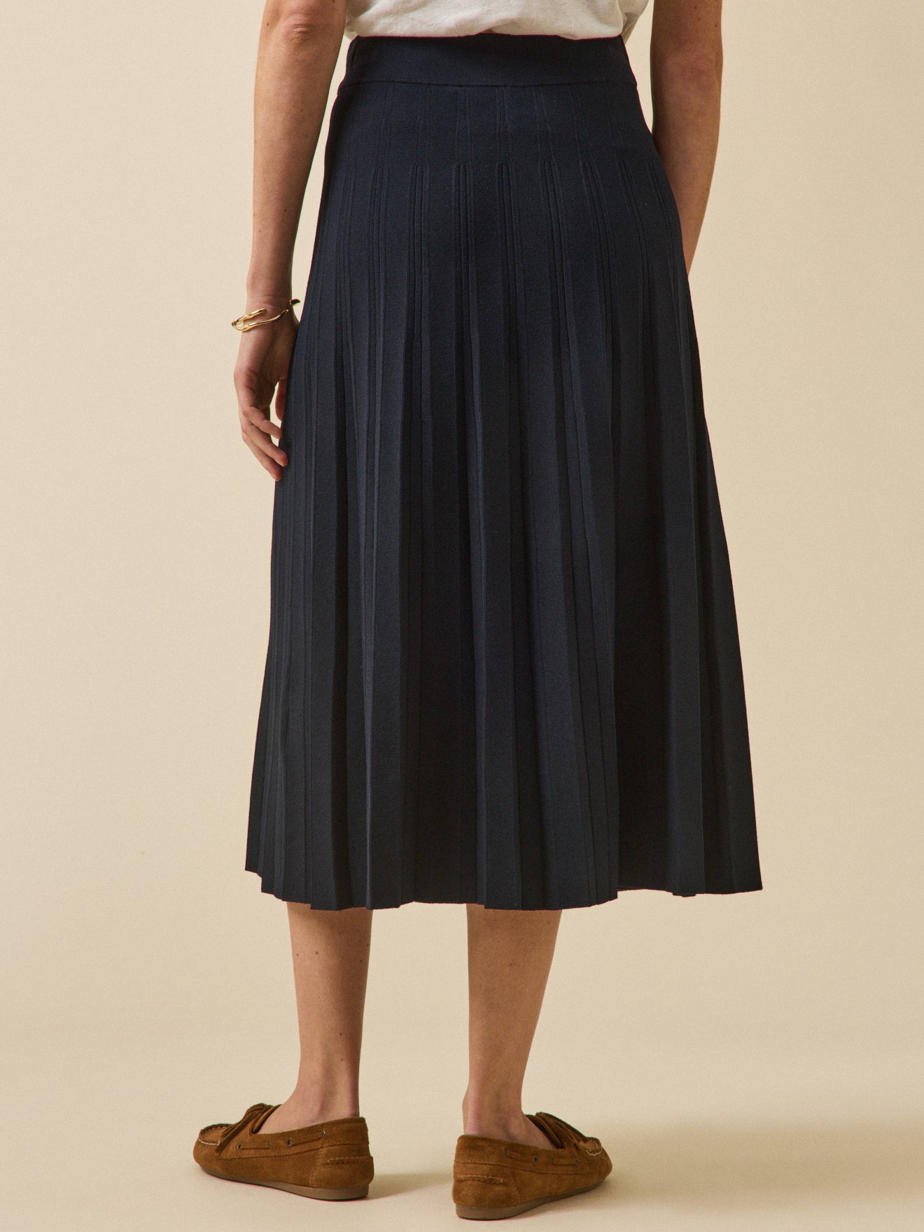 Women's mid-length, pleated knit skirt