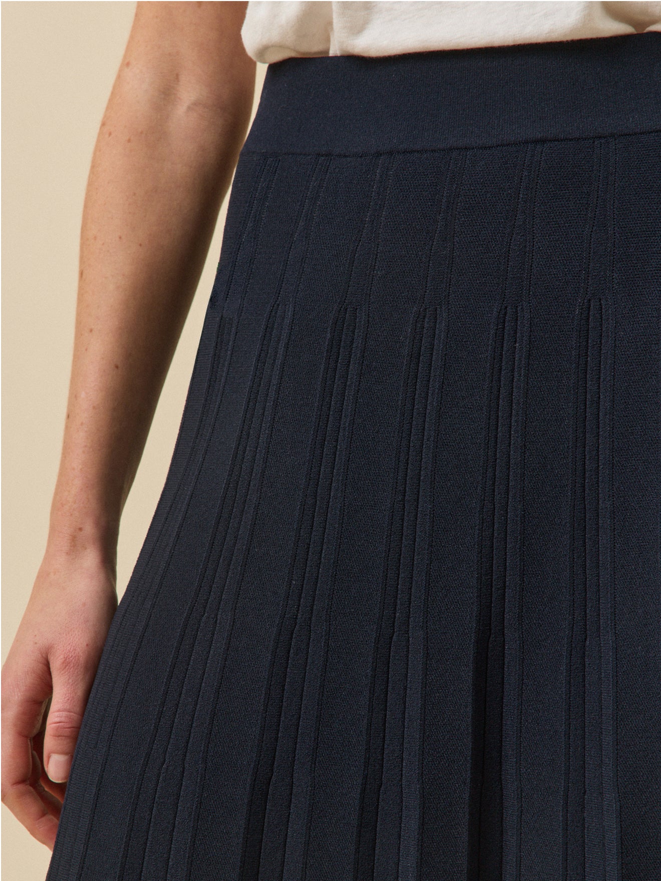 Women's mid-length, pleated knit skirt