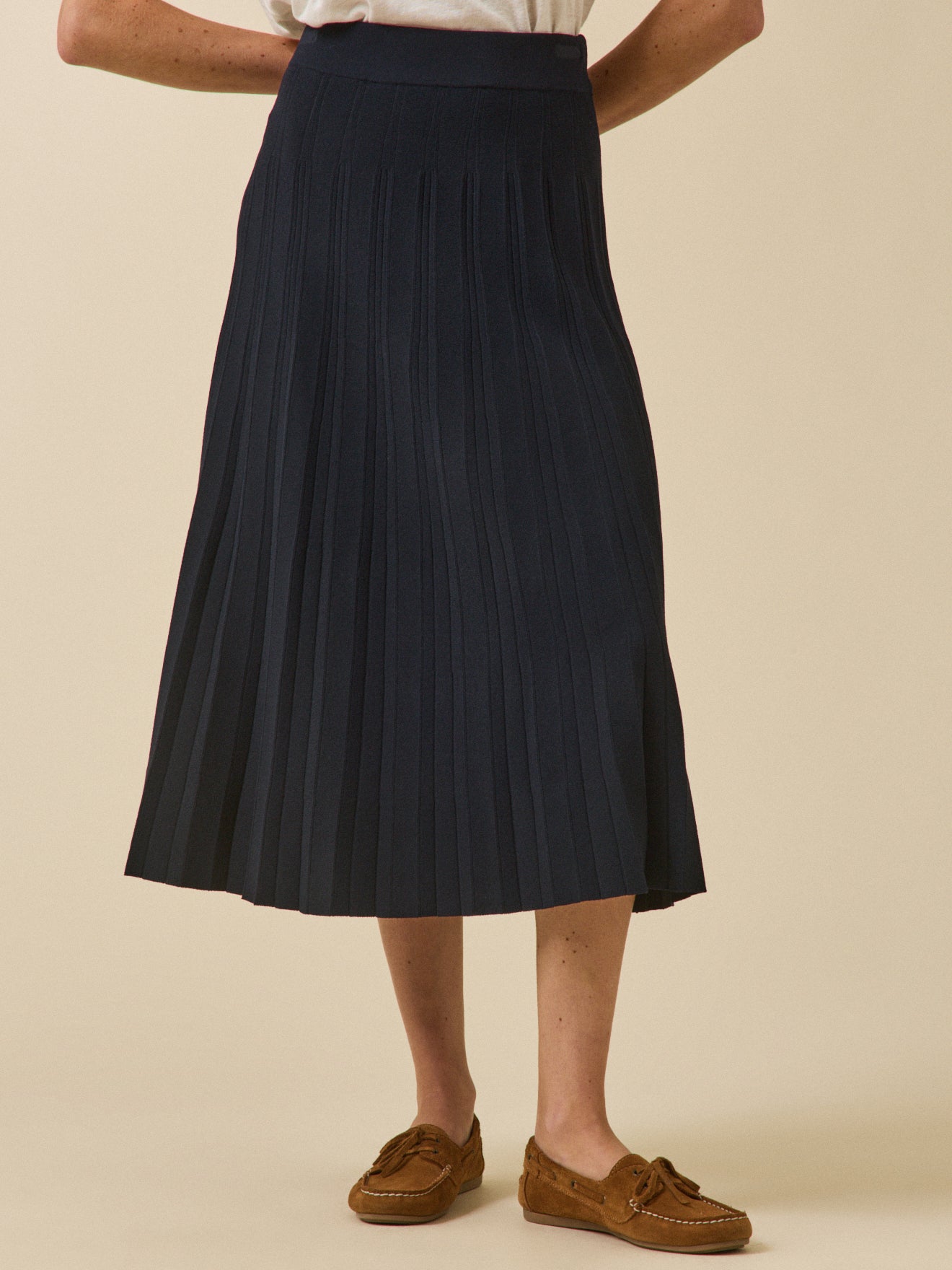 Women's mid-length, pleated knit skirt