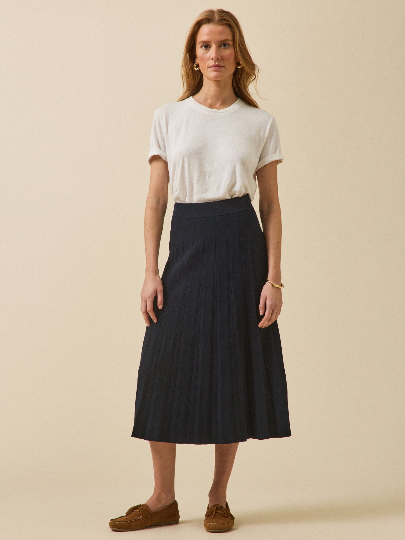 Women's mid-length, pleated knit skirt