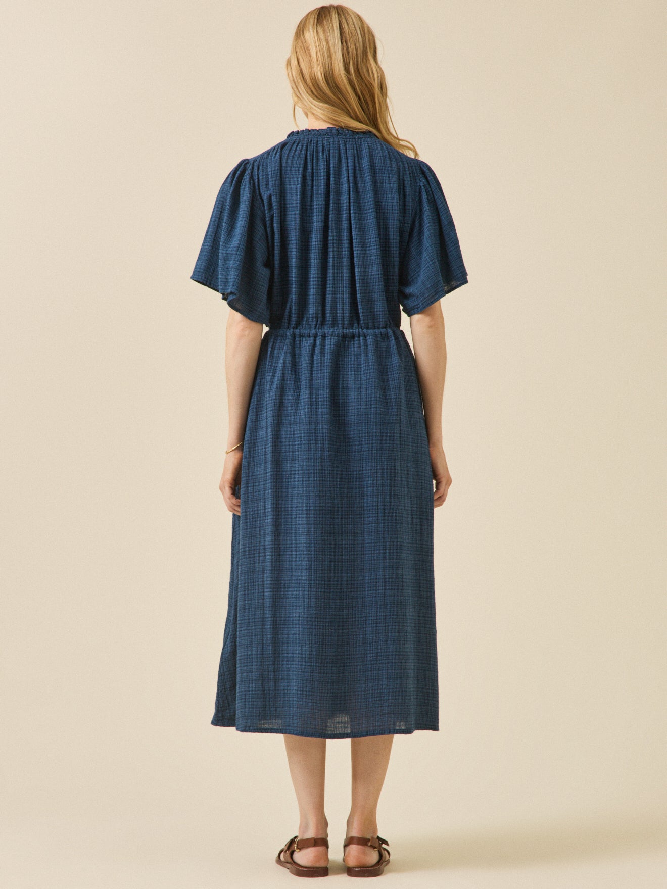 Robe longue en crépon manches papillon femme