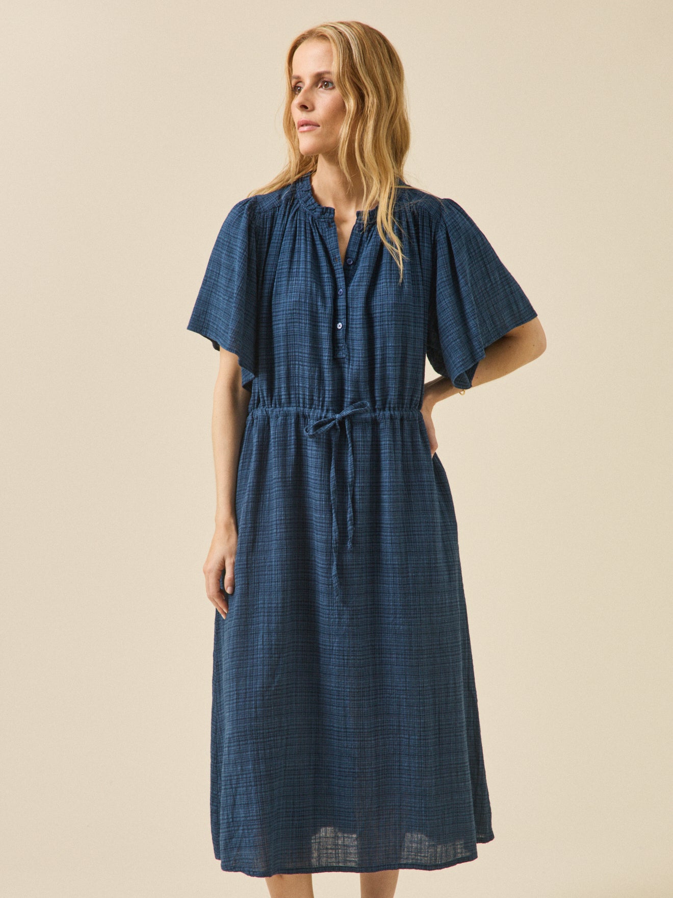 Robe longue en crépon manches papillon femme