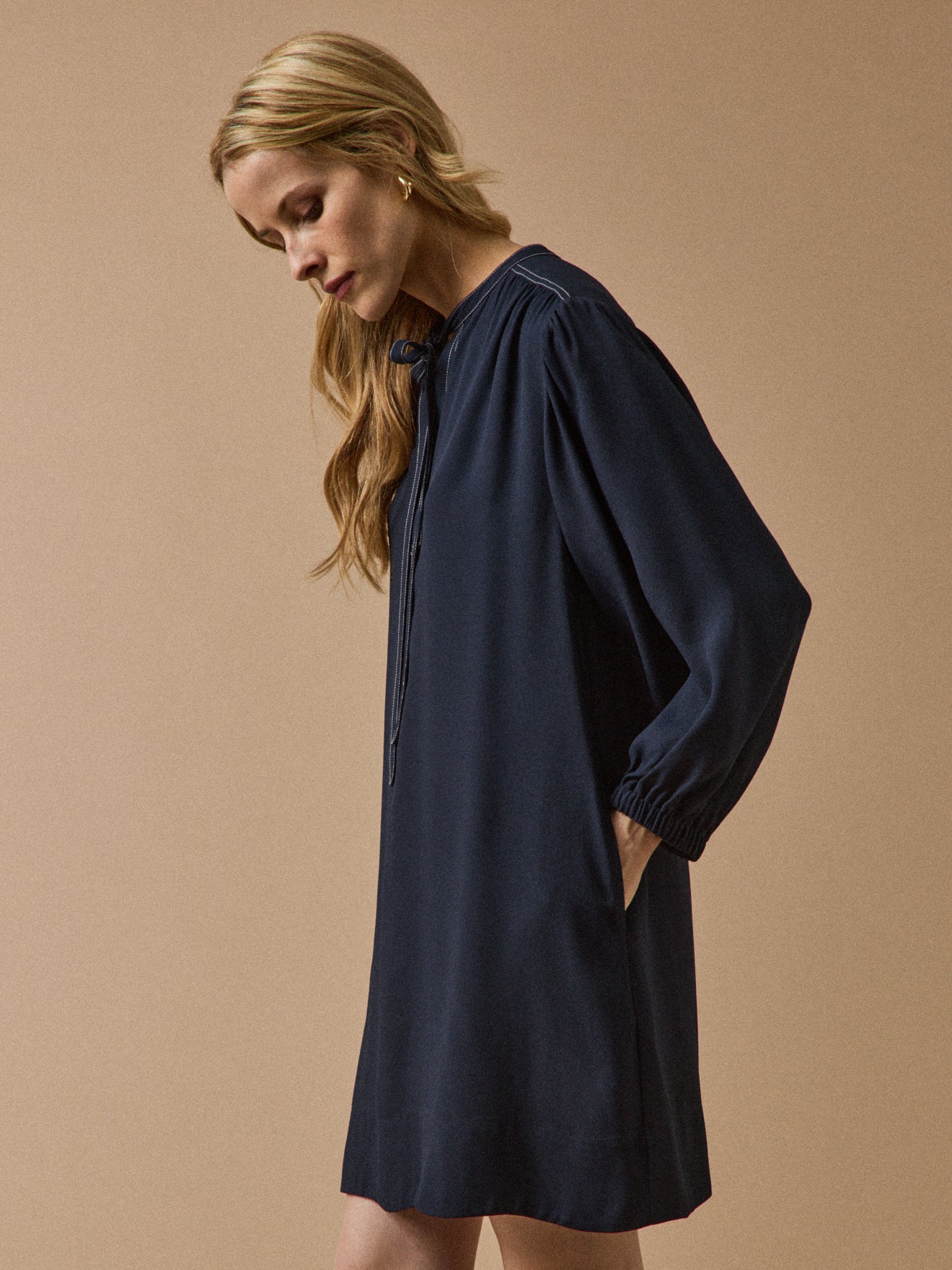 Robe housse courte crêpe uni femme