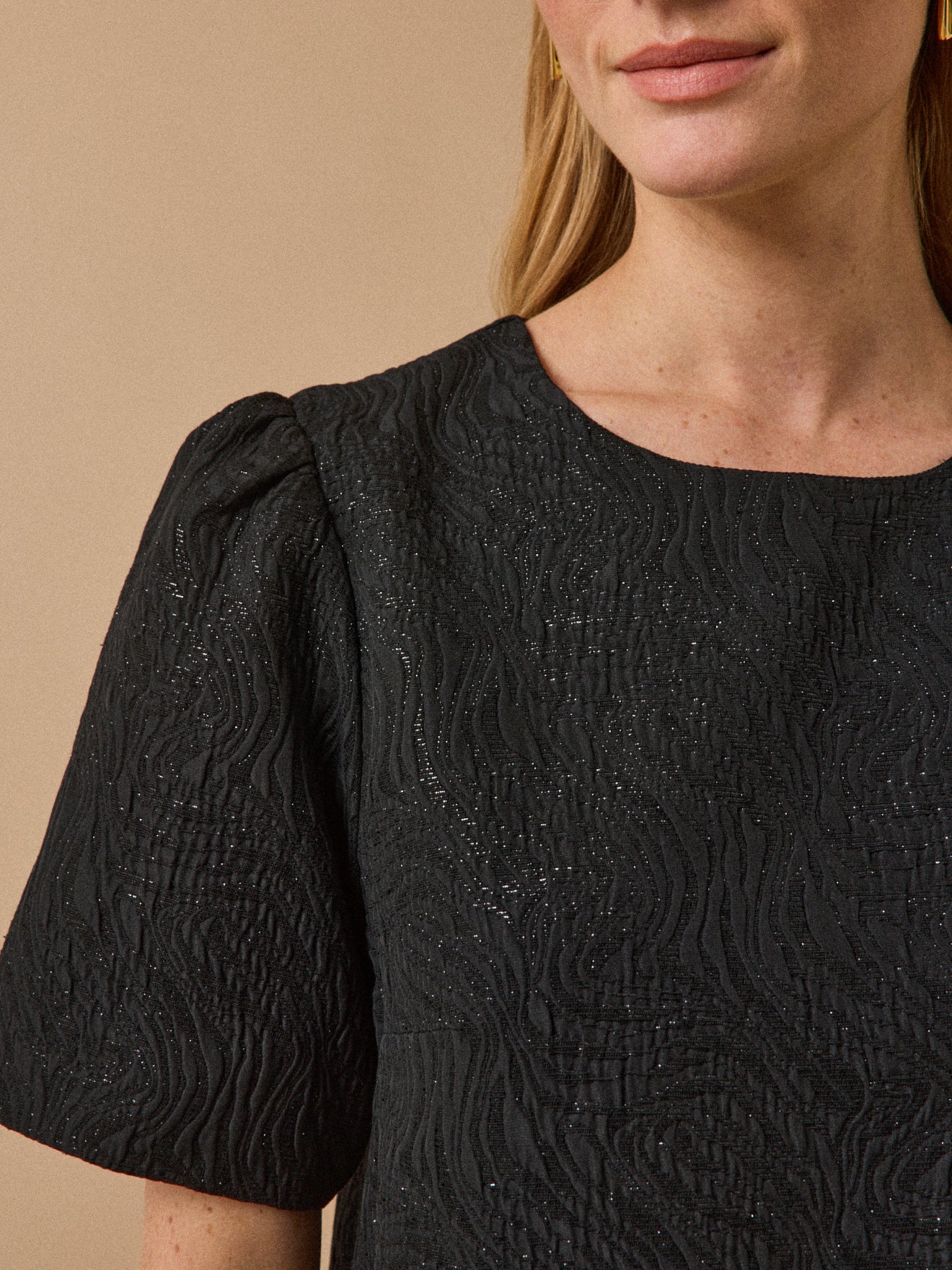 Robe courte jacquard reliefé femme