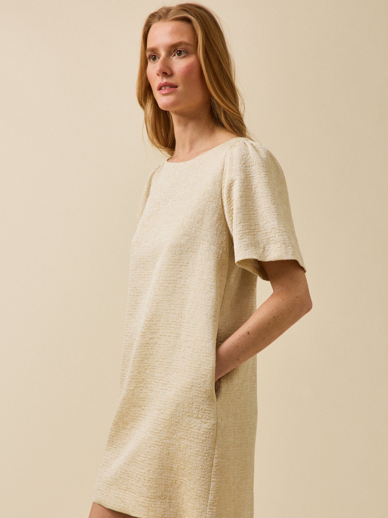 Robe courte cérémonie femme jacquard doré