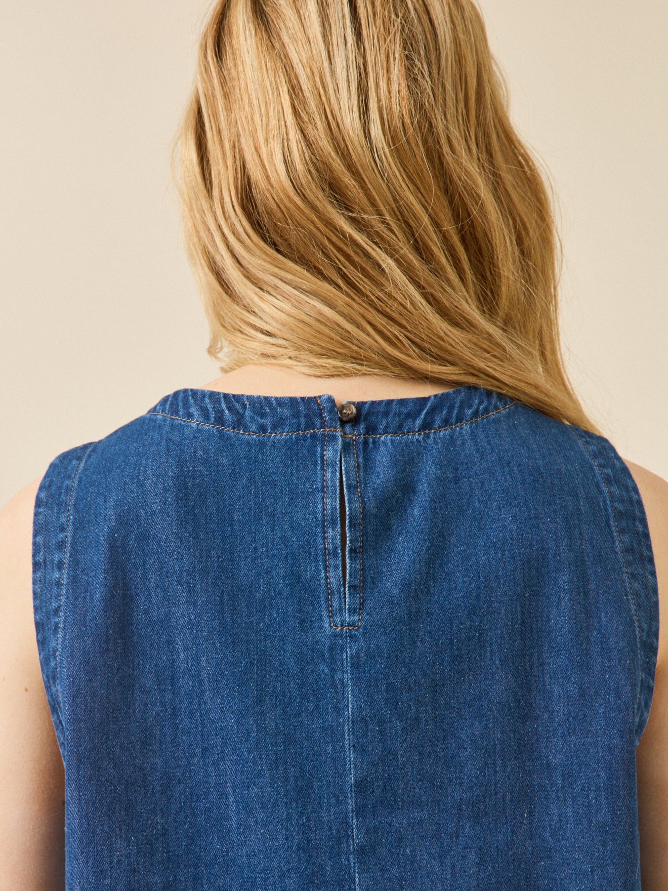 Women's sleeveless organic cotton top