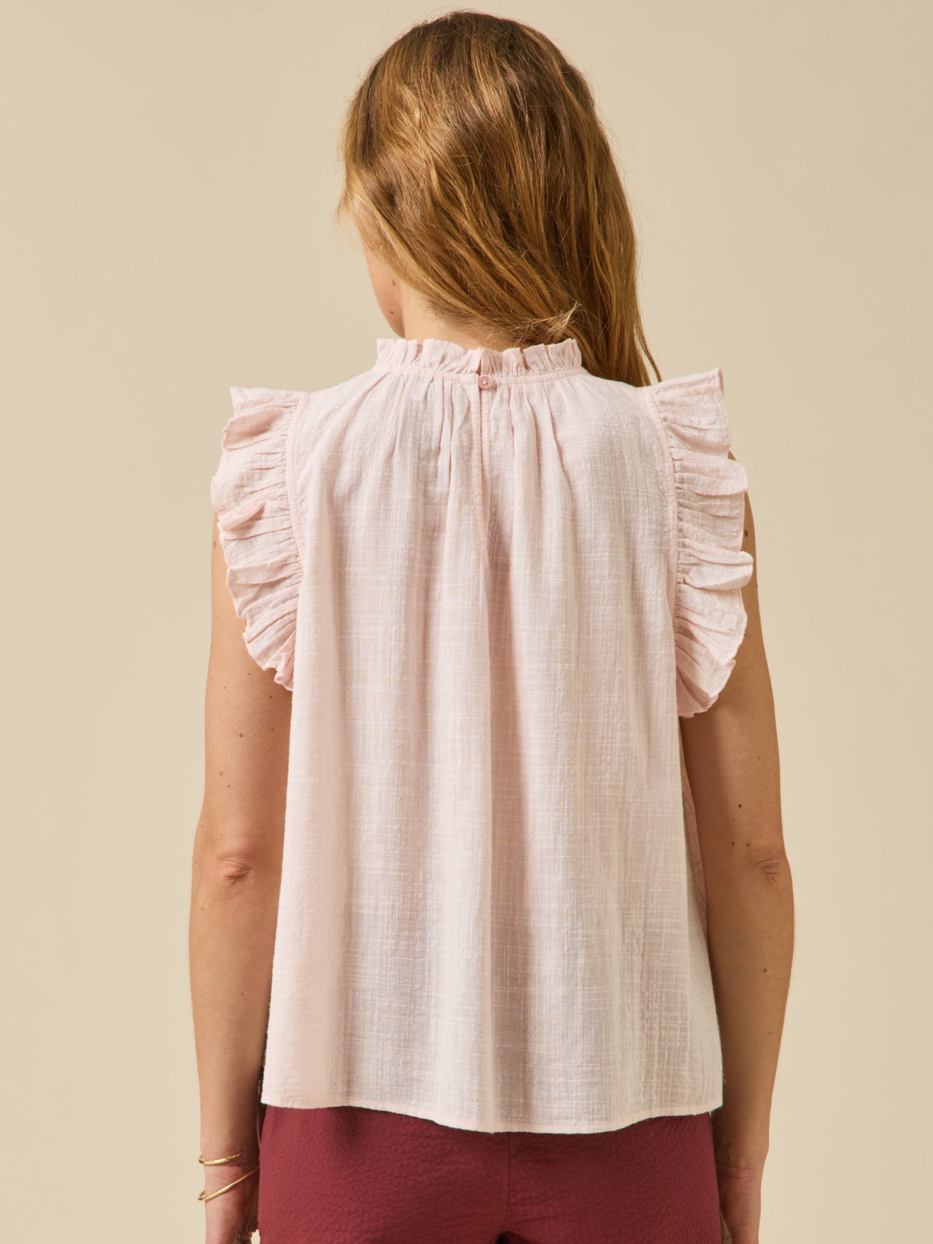 Women's sleeveless crepe top with ruffles
