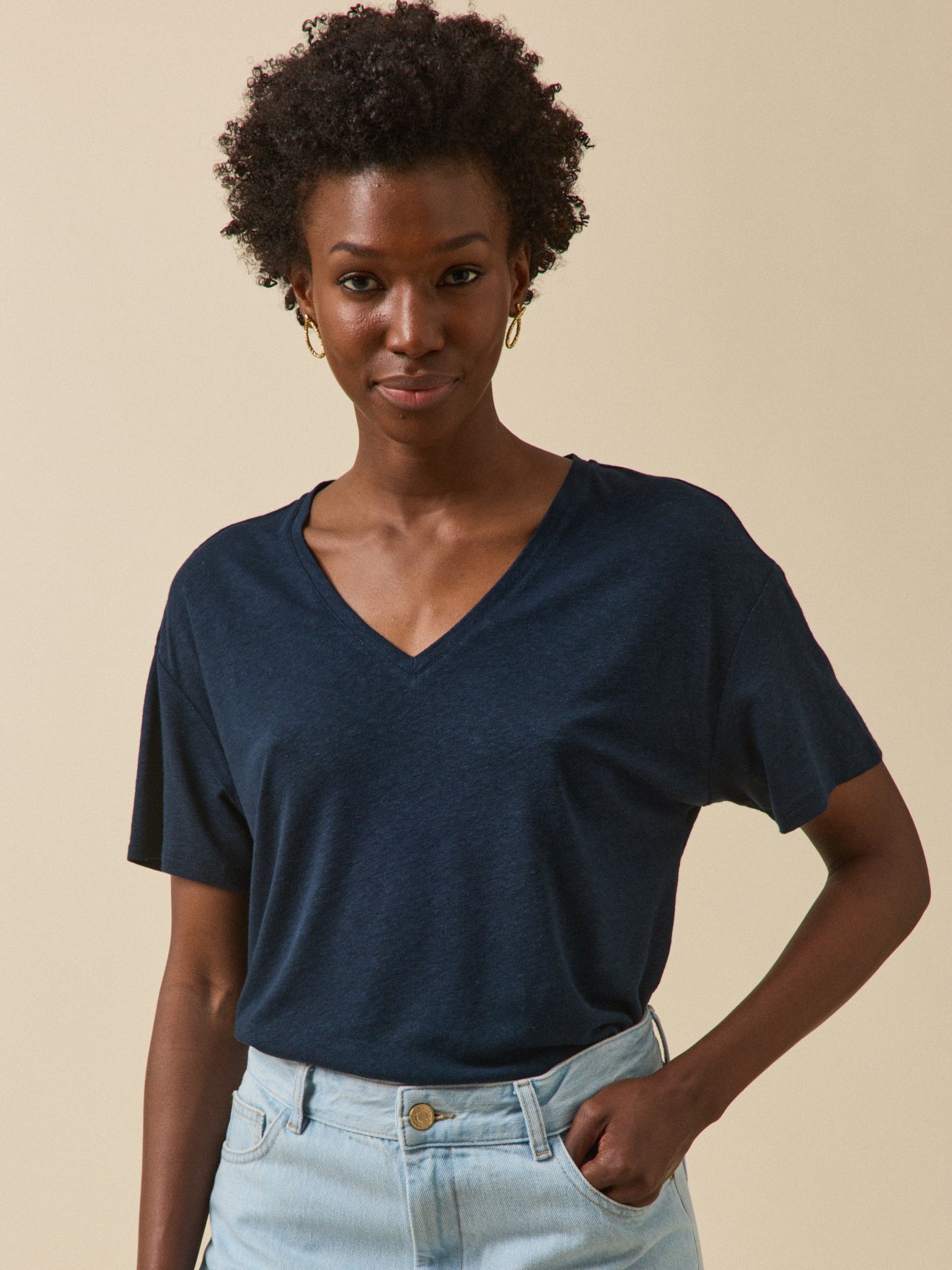Women's linen and viscose T-shirt with V-neckline