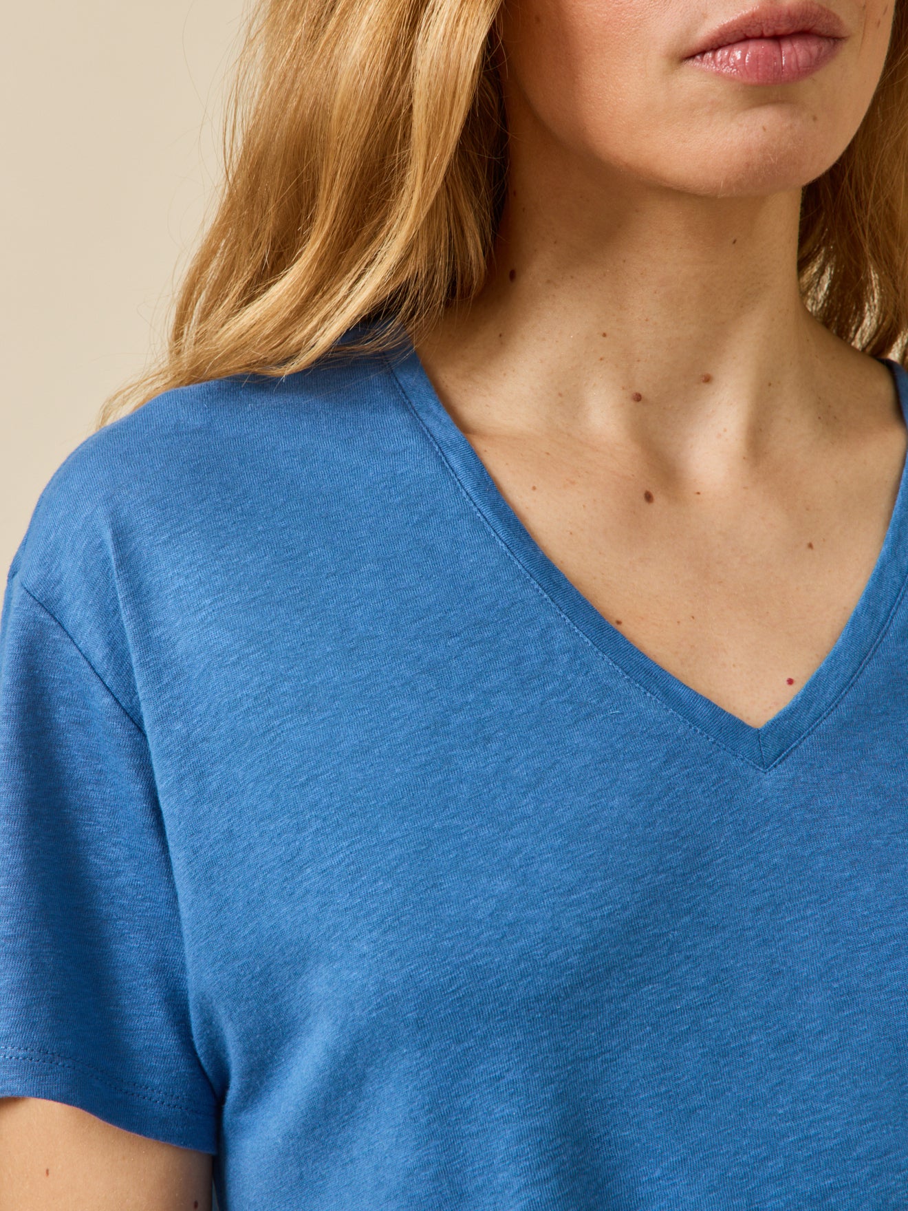 Women's linen and viscose T-shirt with V-neckline
