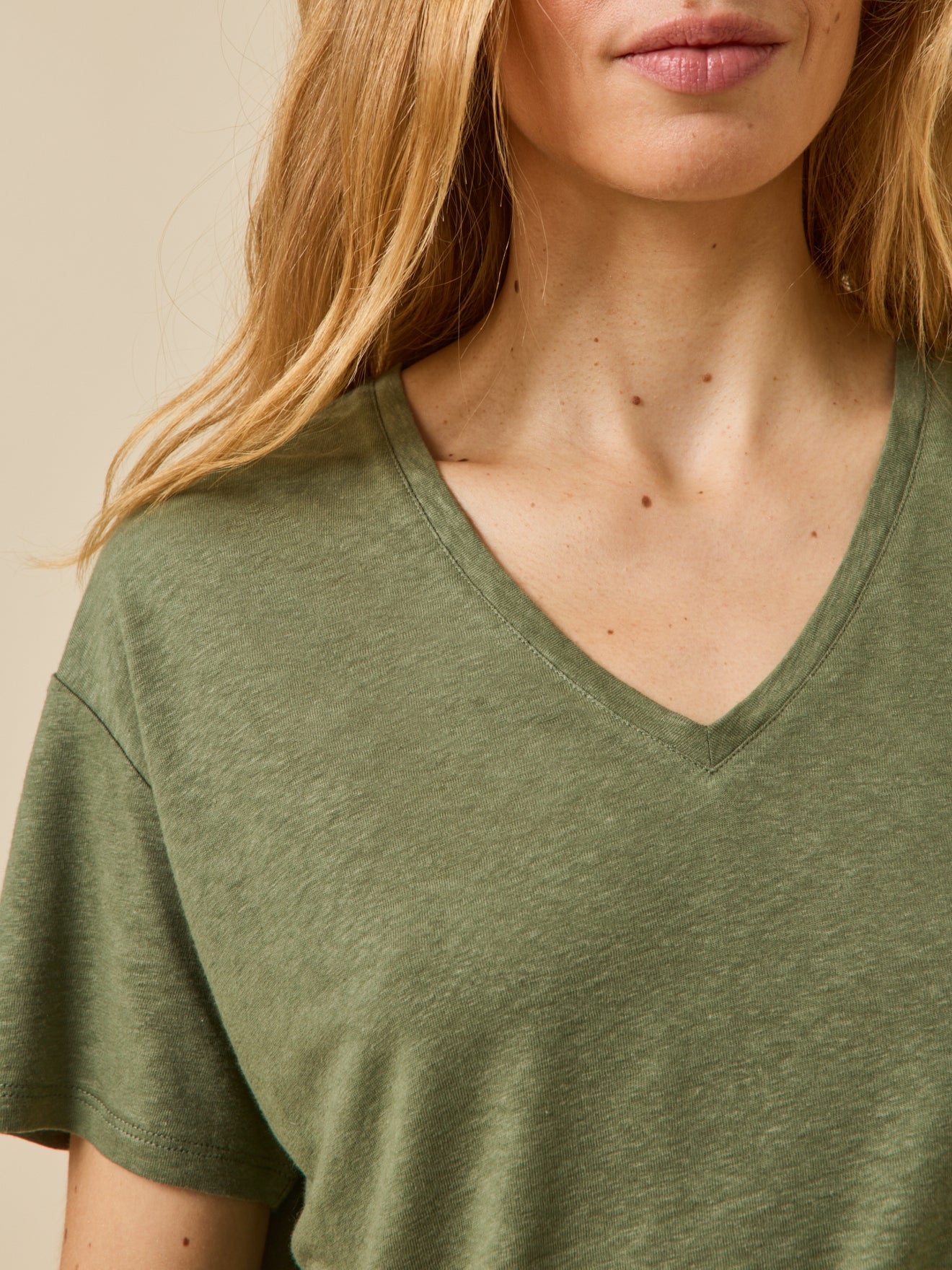 Women's linen and viscose T-shirt with V-neckline