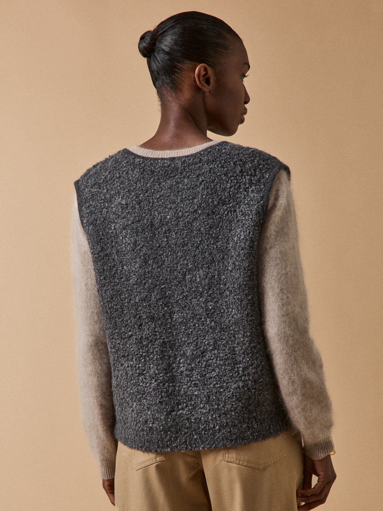 Women's sleeveless bouclé knit sweater