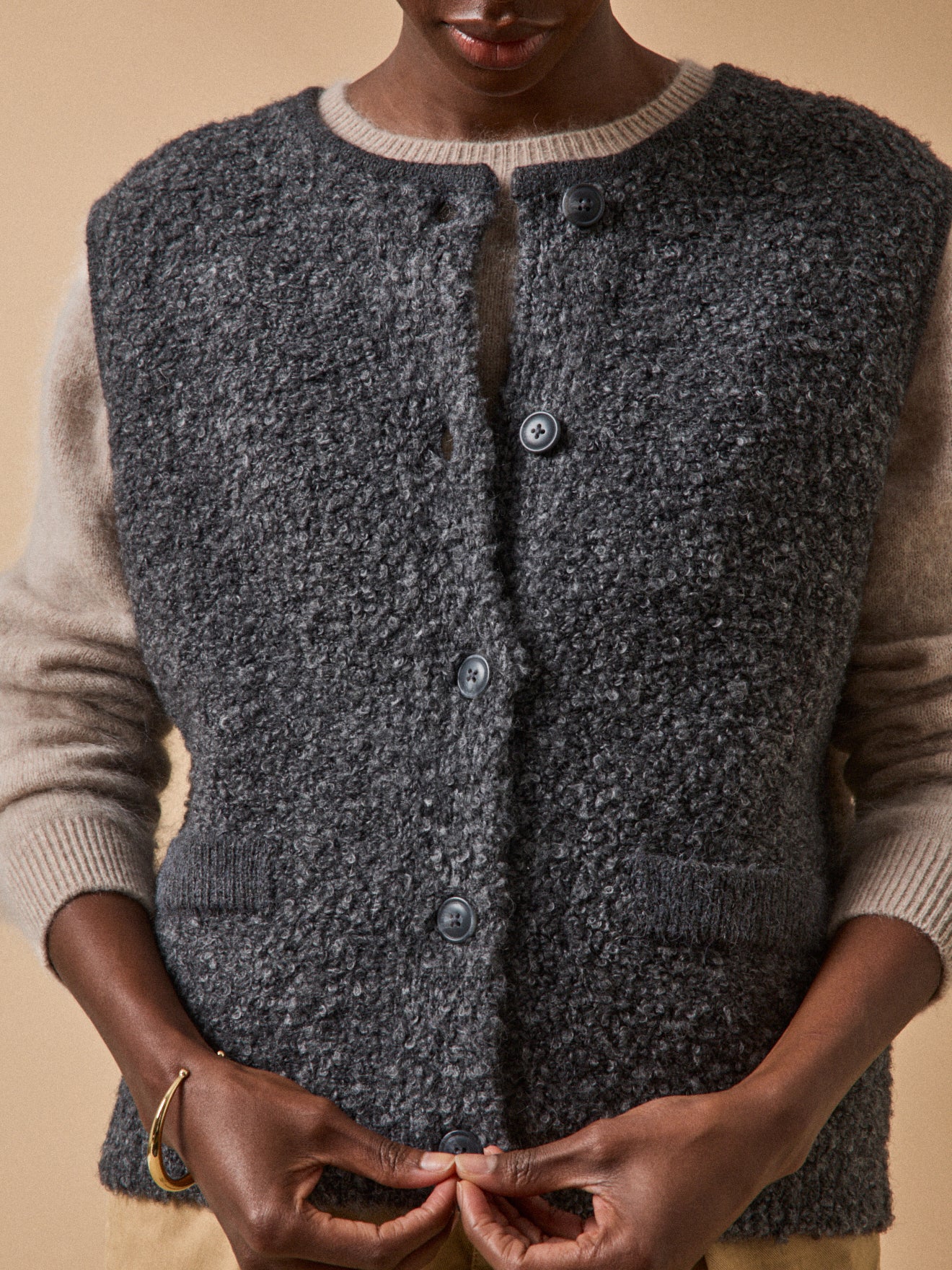 Women's sleeveless bouclé knit sweater