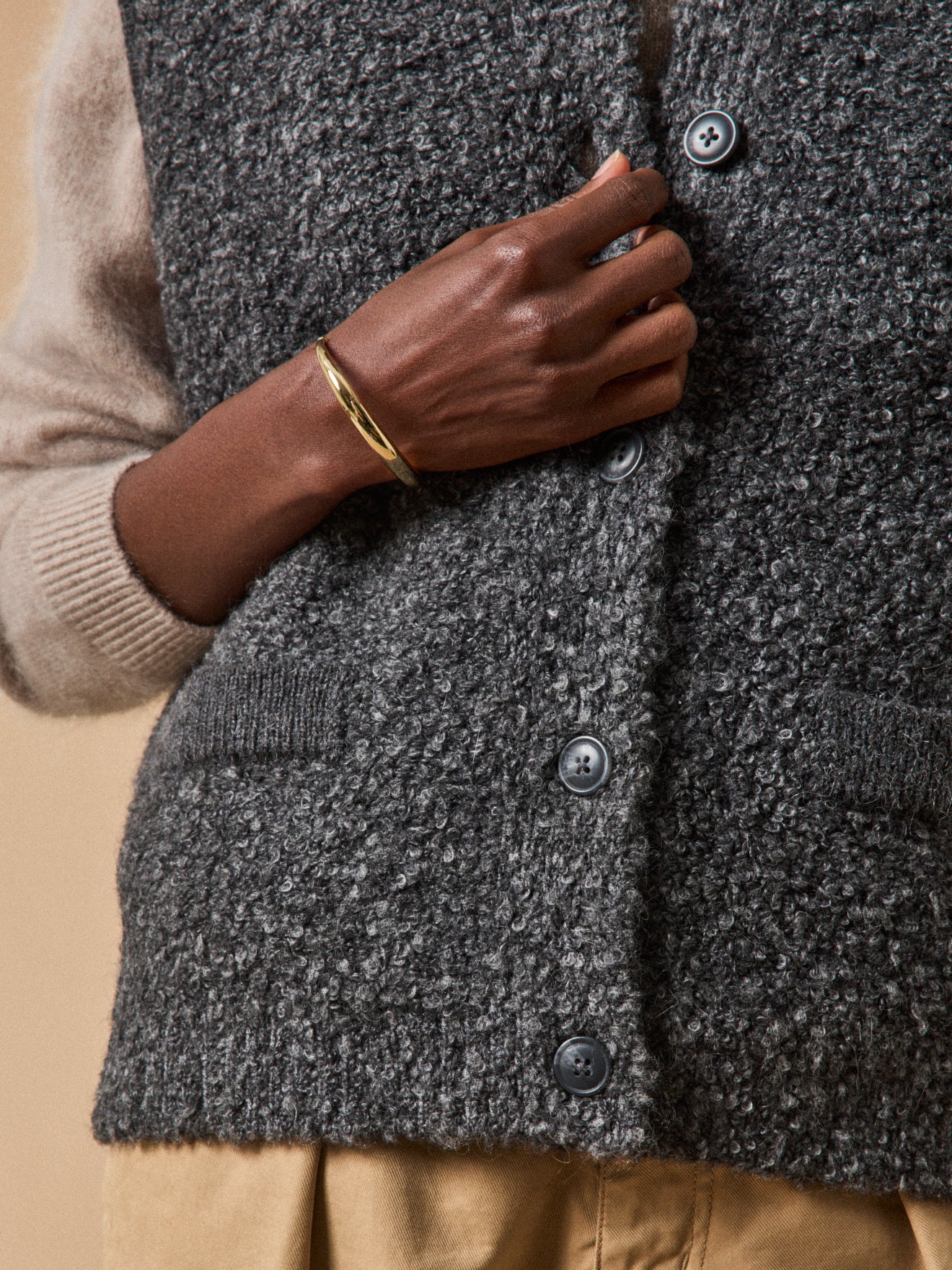 Women's sleeveless bouclé knit sweater