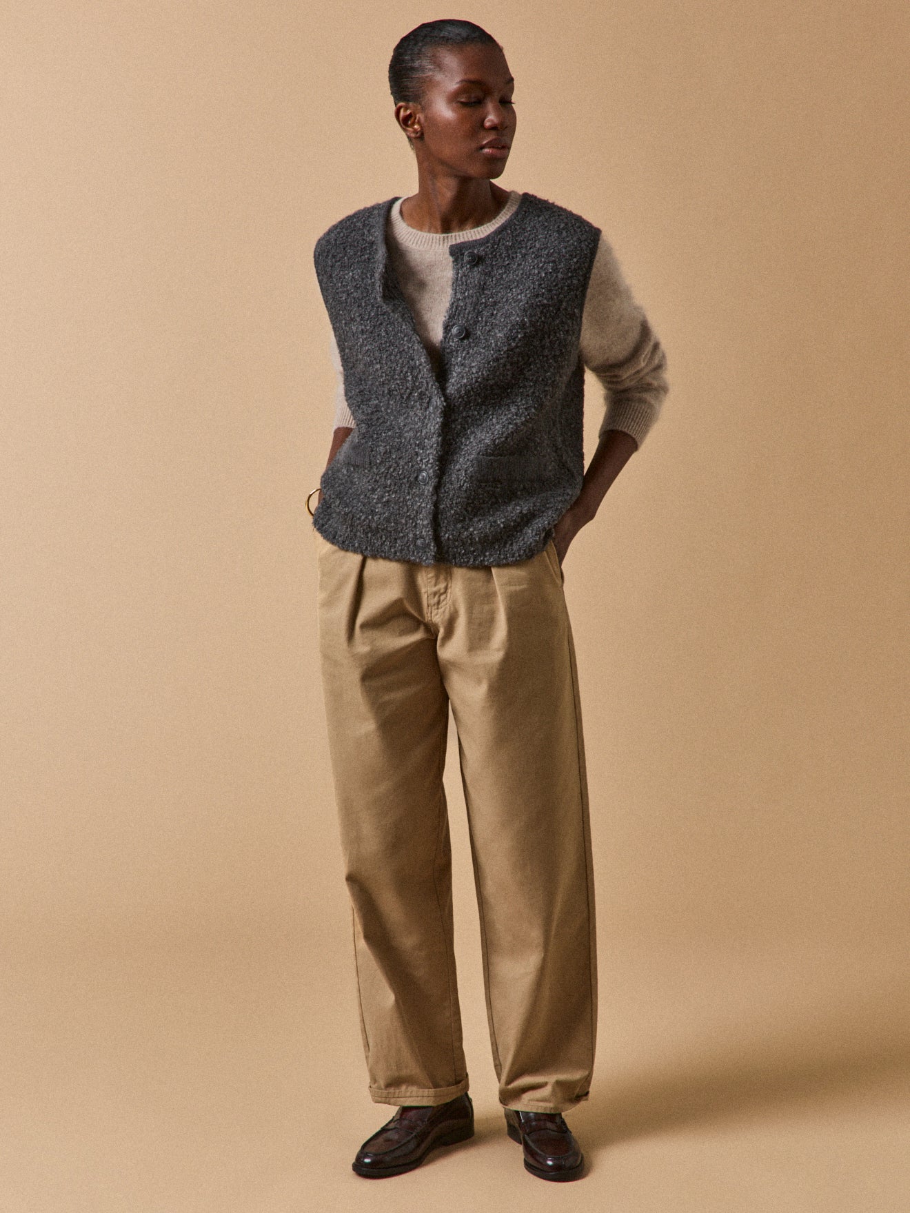 Women's sleeveless bouclé knit sweater