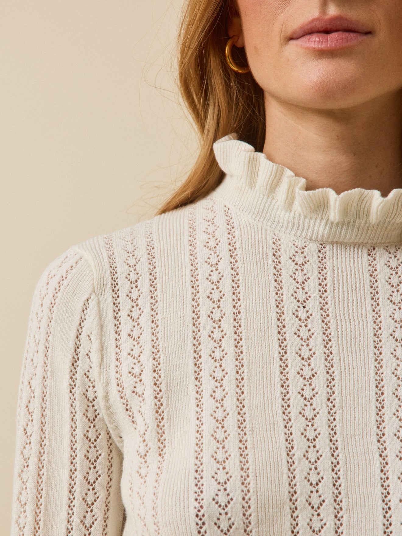 Women's organic cotton and cashmere sweater with ruffled neckline