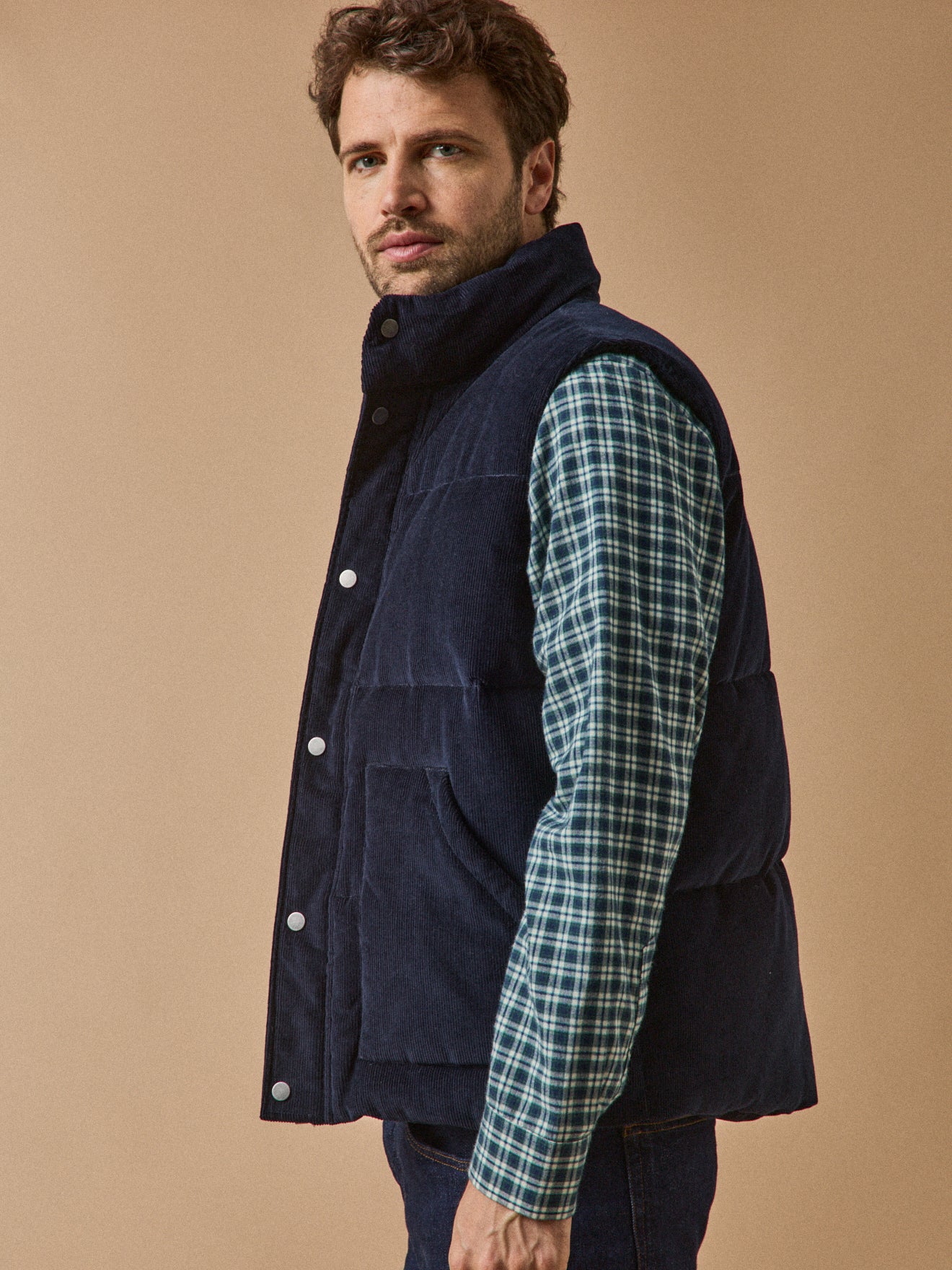 Men's sleeveless, quilted corduroy jacket