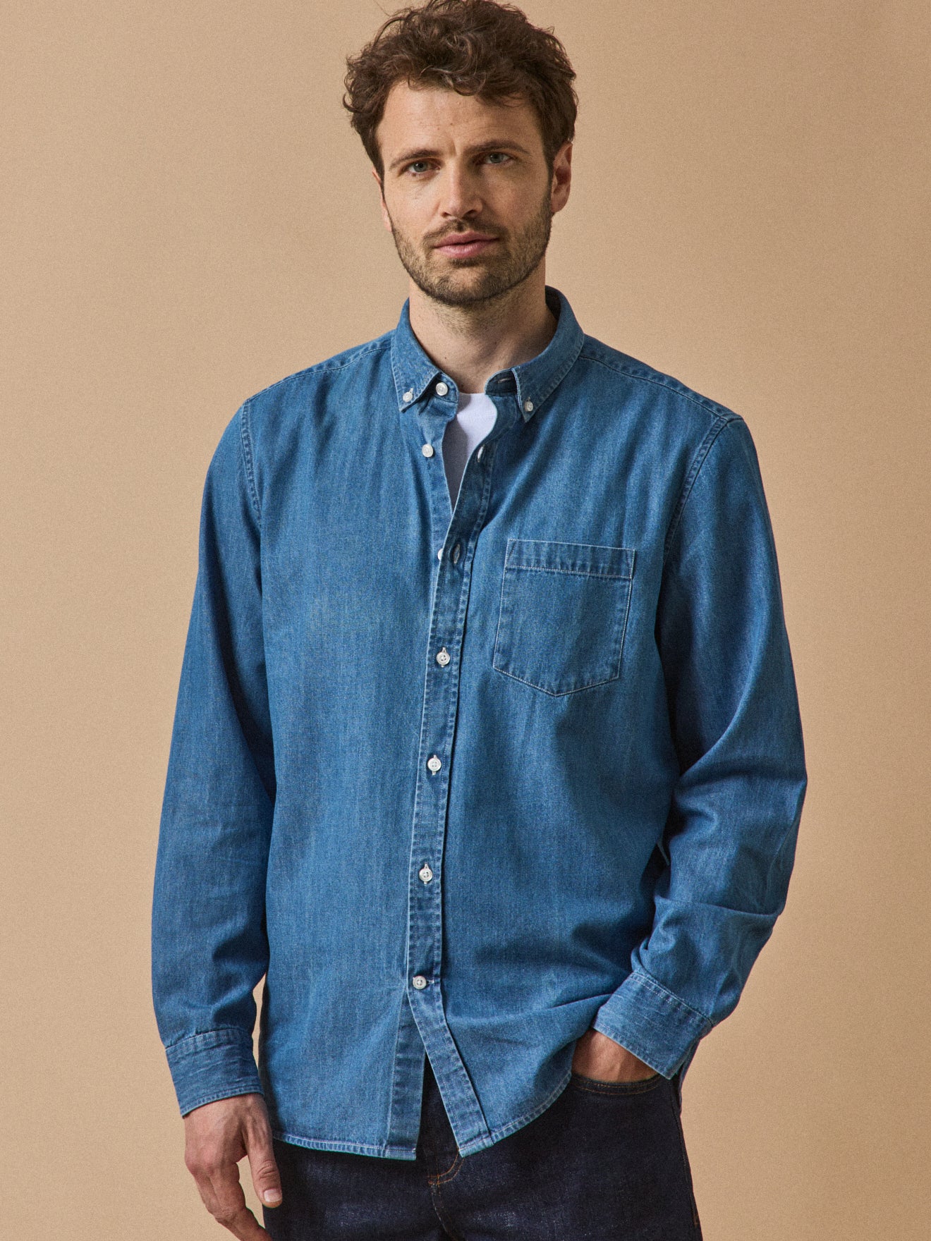 Chemise en jean homme coupe contemporaine