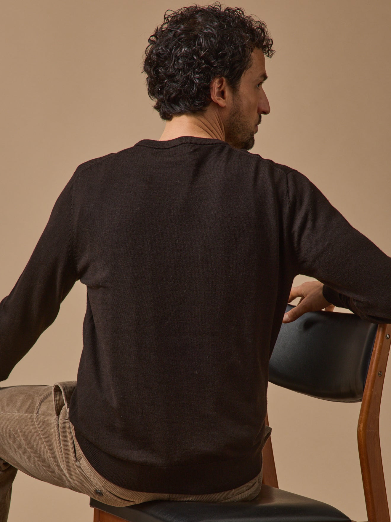 Men's lightweight merino wool sweater with round neckline