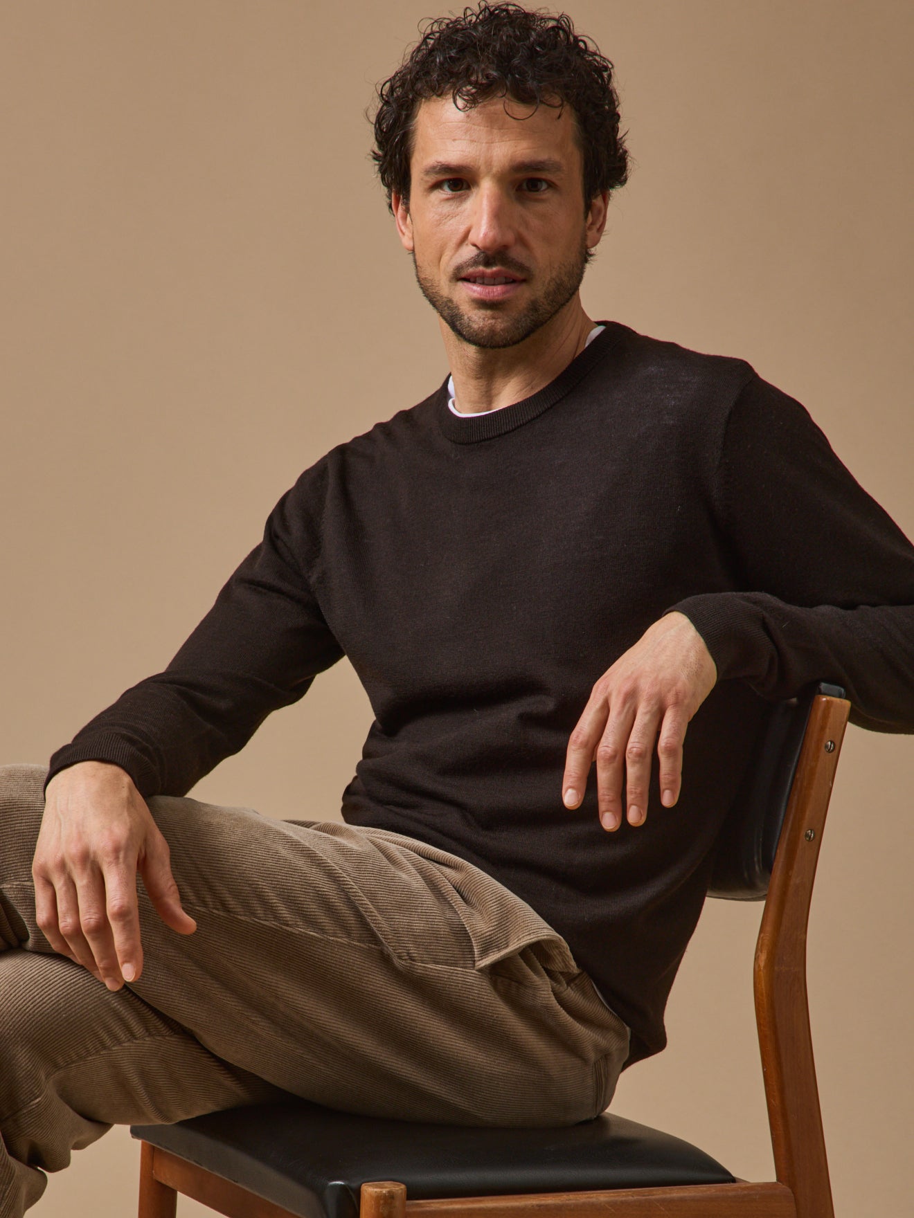 Men's lightweight merino wool sweater with round neckline