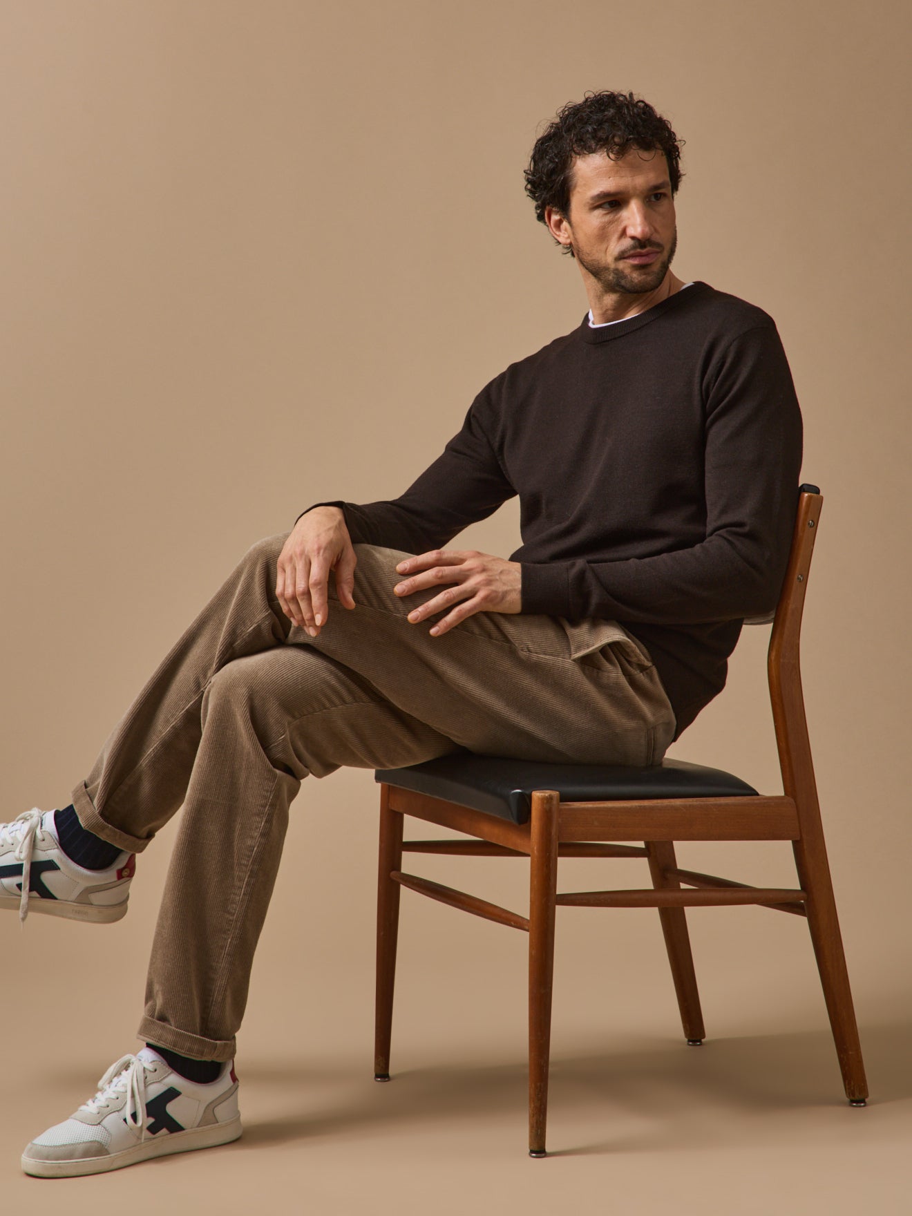 Men's lightweight merino wool sweater with round neckline