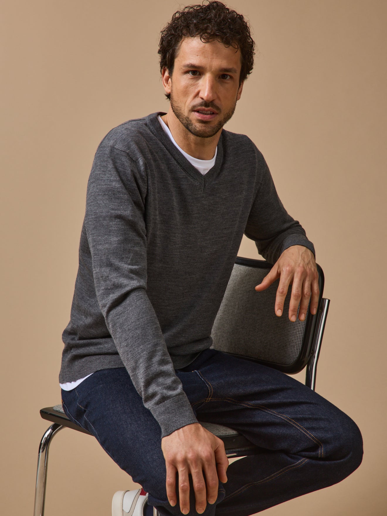 Men's lightweight merino wool sweater with V-neckline