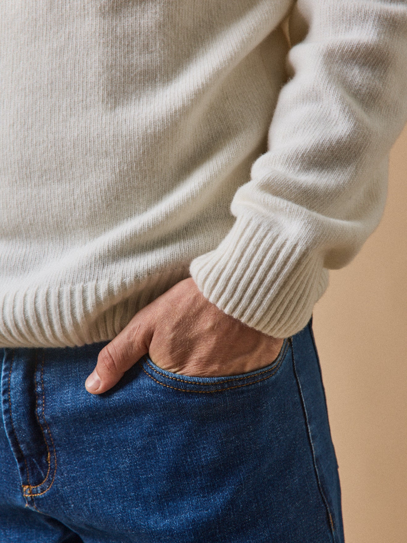 Men's wool blend sweater with round neckline