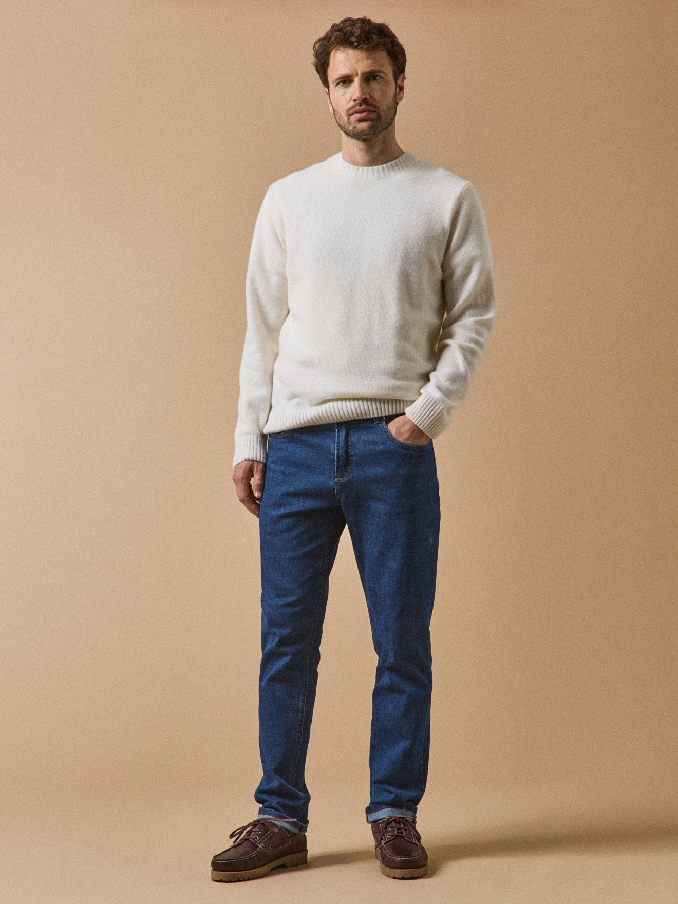 Men's wool blend sweater with round neckline