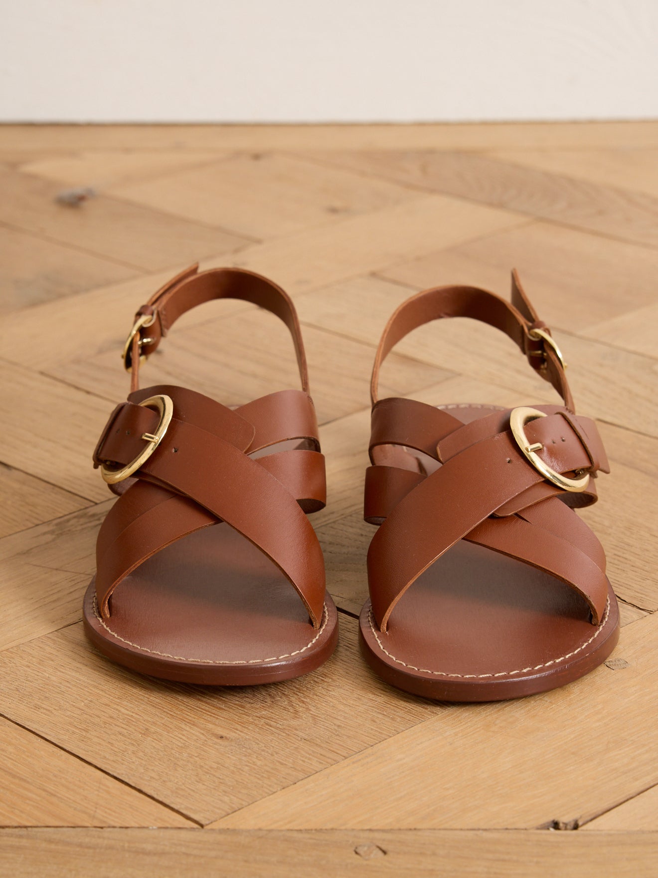 Women's flat leather sandals with crossover straps