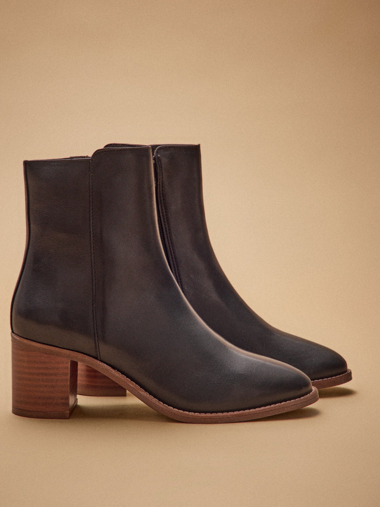 Women's heeled leather boots