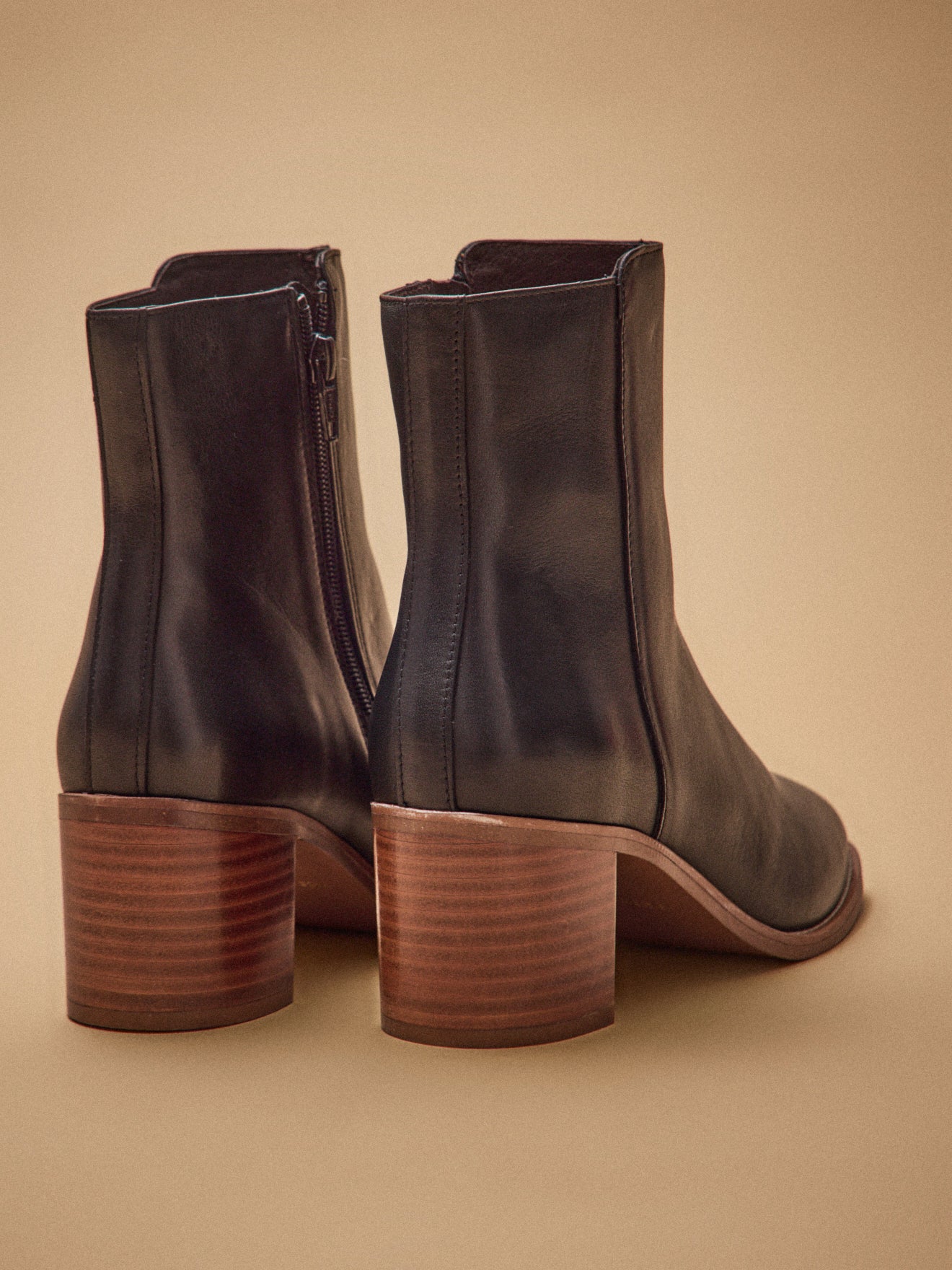 Women's heeled leather boots