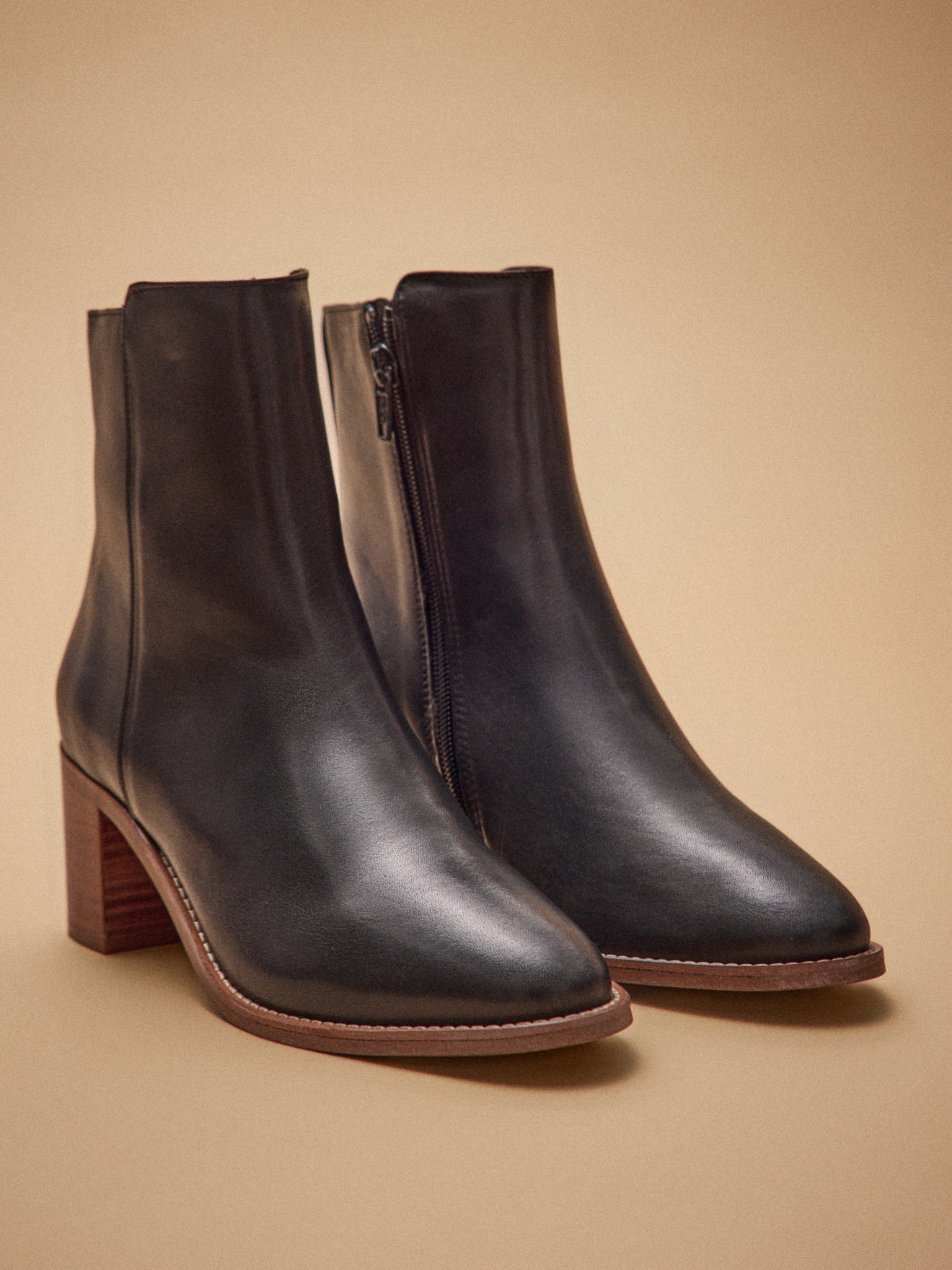 Women's heeled leather boots