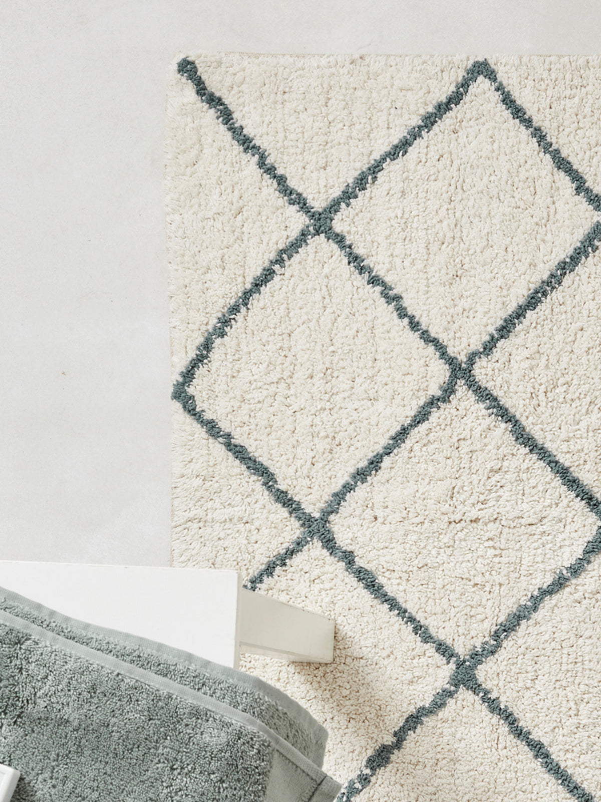 Bath mat with crosshatch motif