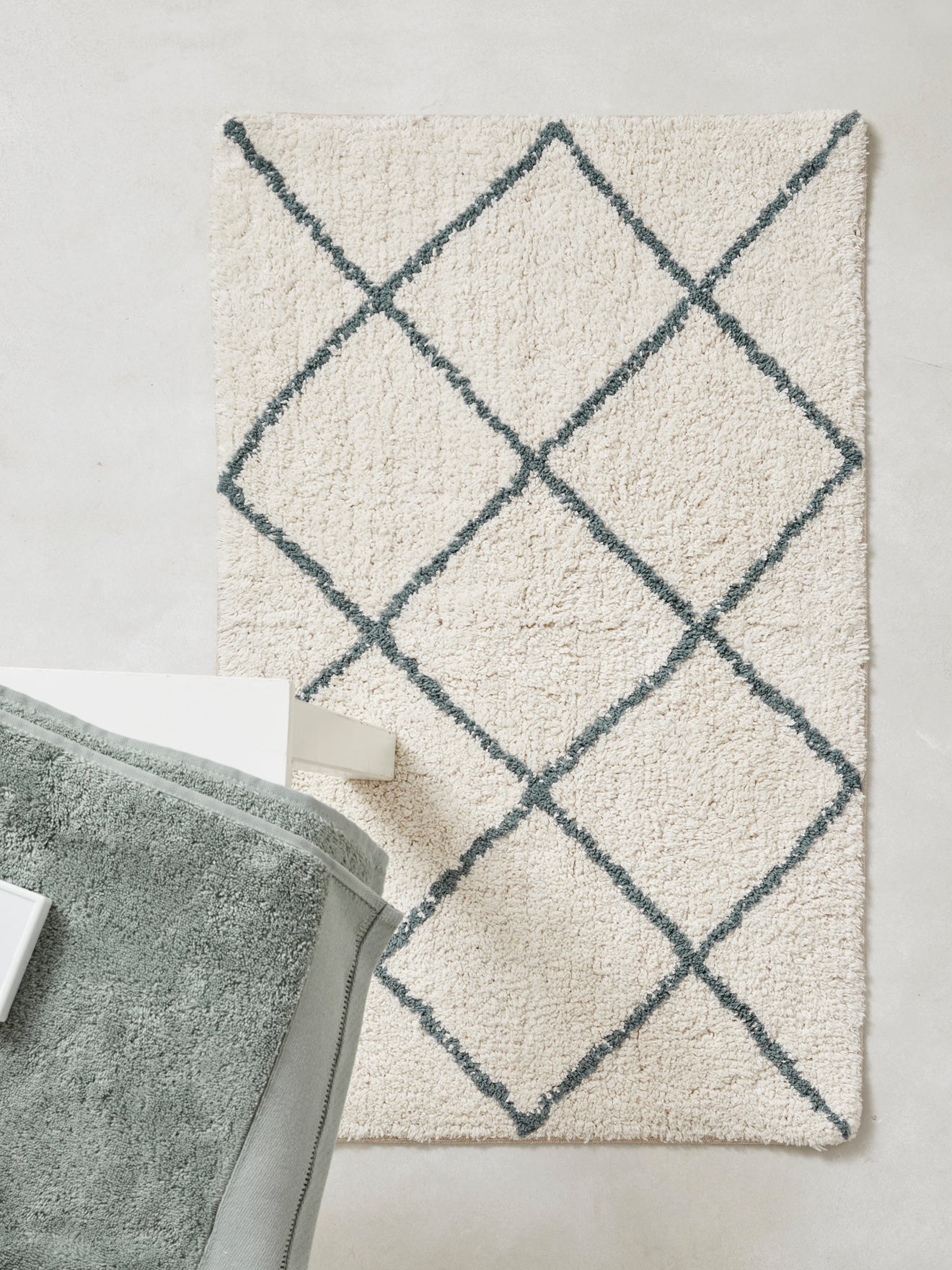 Bath mat with crosshatch motif