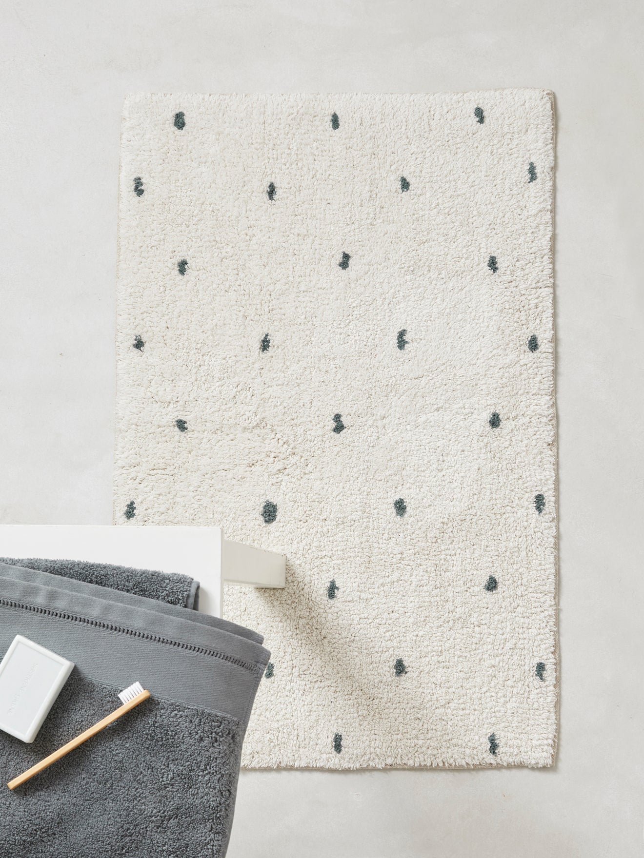 Dotted bath mat